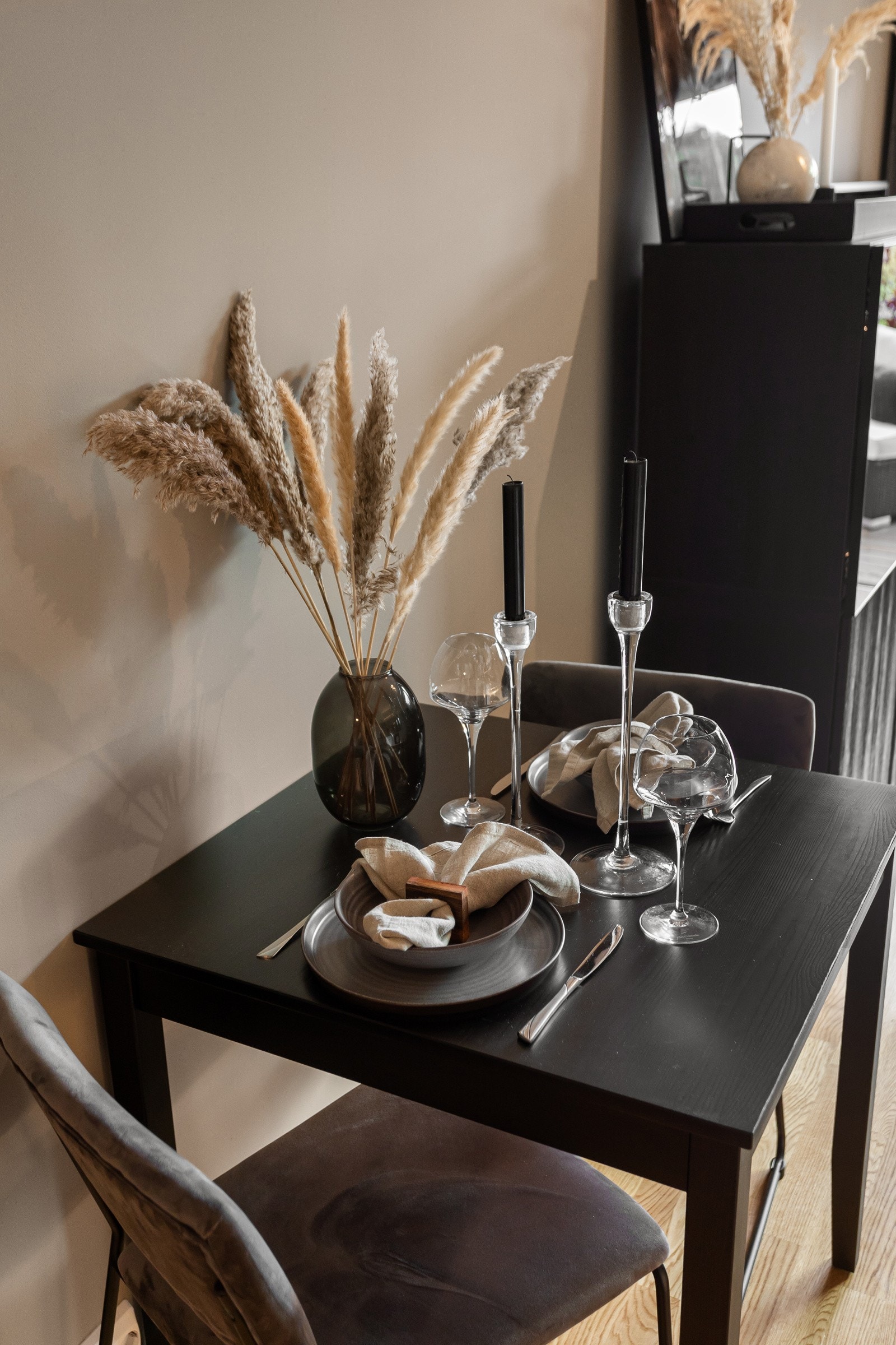 Mellom stue og kjøkken har man plass til en mindre spisegruppe. Galleribilde