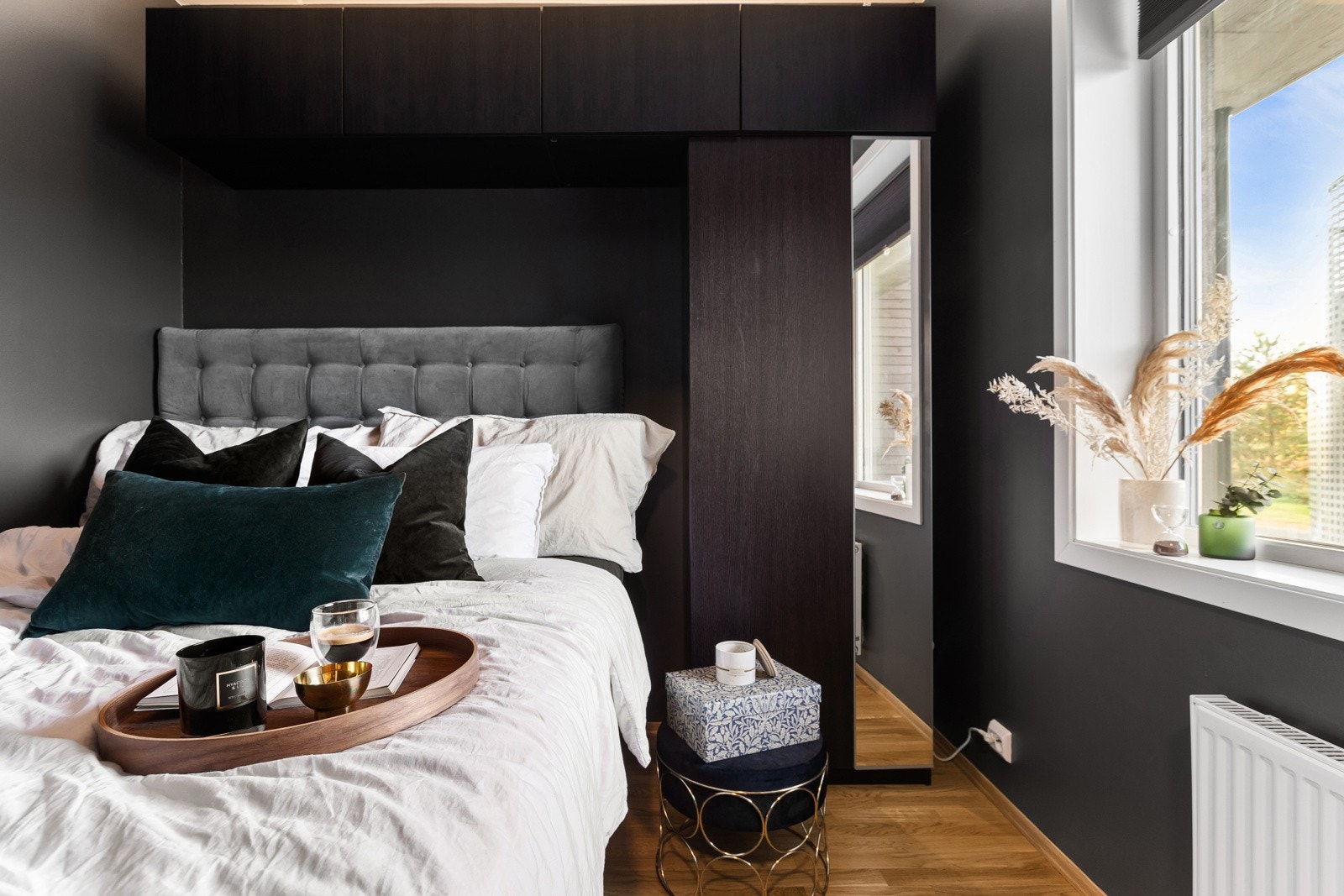 Soverommet måler 6 kvm og har plass til dobbeltseng og tilhørende møblement. Galleribilde