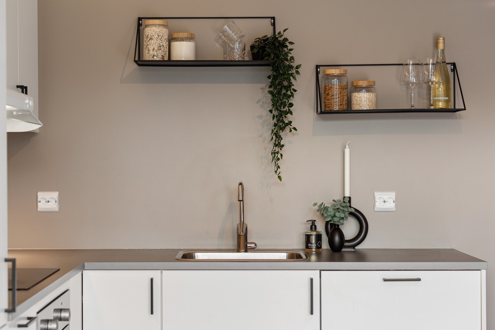 Kjøkkenet er utstyrt med intregrerte hvitevarer som stekeovn, platetopp, oppvaskmaskin, kjøleskap m/ fryser, ventilator og komfyrvakt. Galleribilde