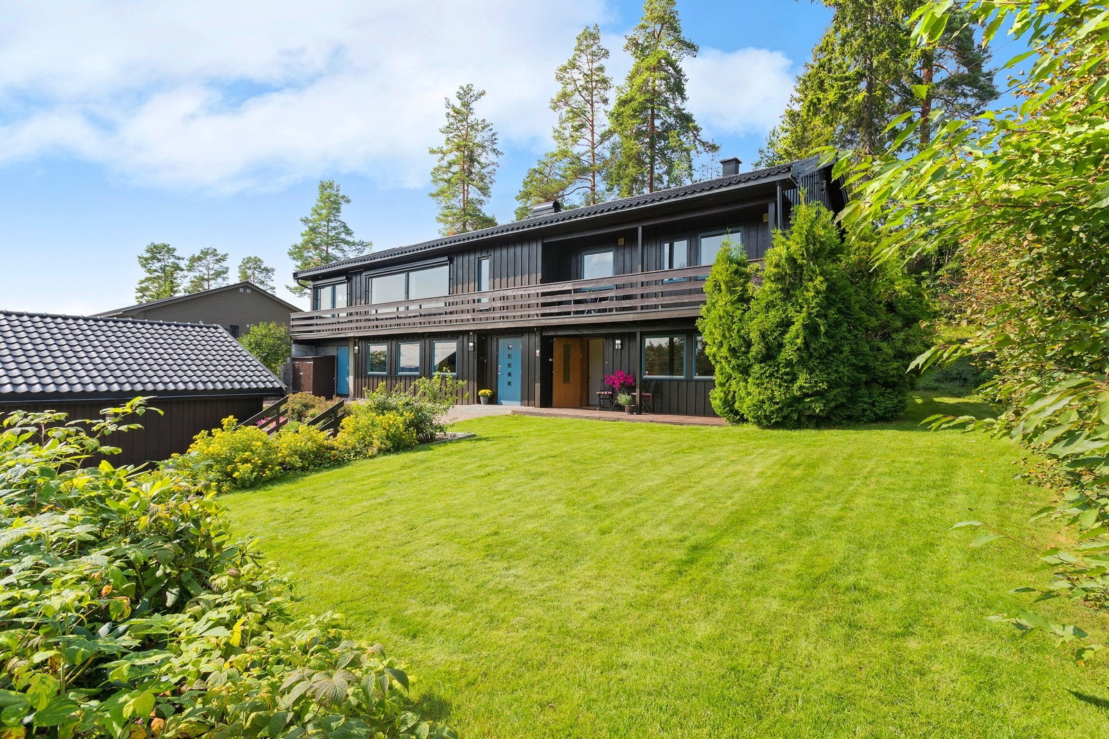 Sommerbilde - pent opparbeidet hage med plen og beplantning Galleribilde