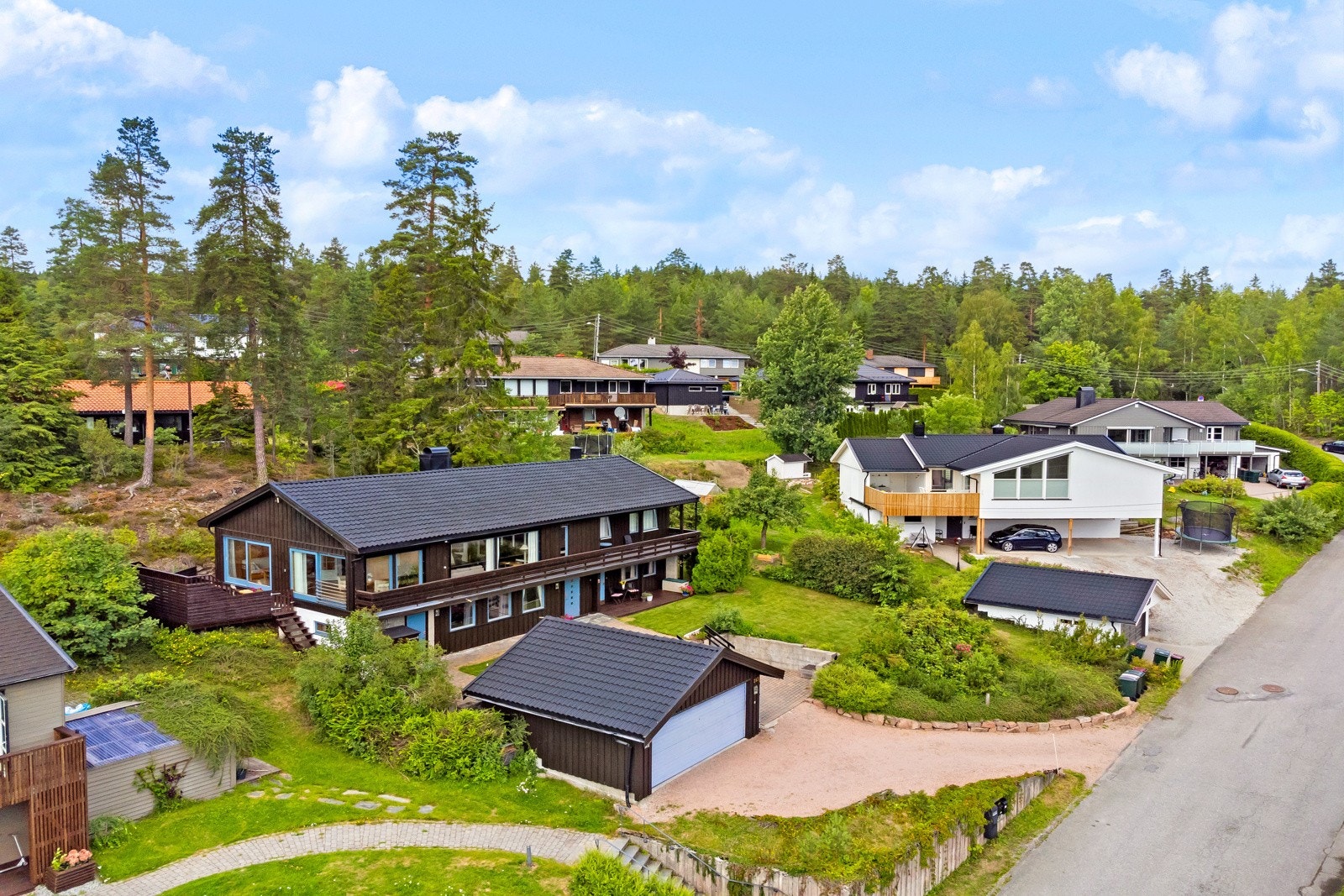 Sommerbilde - beliggende i naturskjønne omgivelser til blindvei i barnevennlig villastrøk Galleribilde