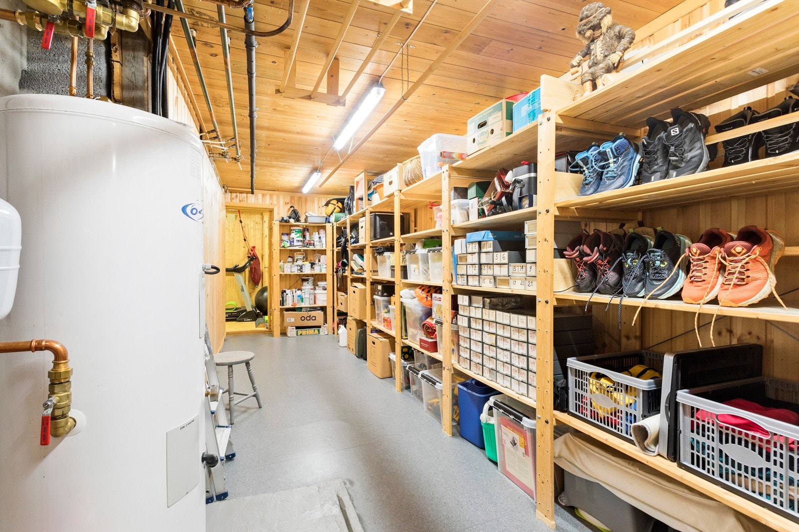 Stor bod/teknisk rom med masse lagringsplass - oppgradert elektrisk anlegg med automatsikringer (2015) - nyere (2018) vvb med el kjele for sentralfyr med termostatstyrte radiatorer Galleribilde