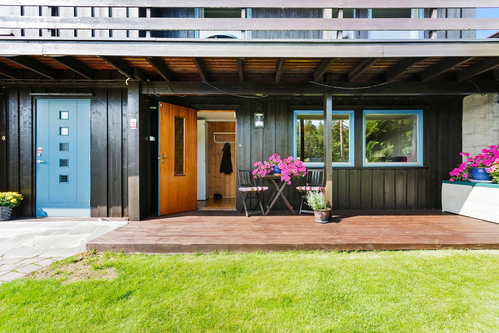 Godkjent hybel med egen inngang - stipulert skattefri leieintekt på kr. 96 000,- - hybelen har egen terrasseplatting / uteareal utenfor Galleribilde