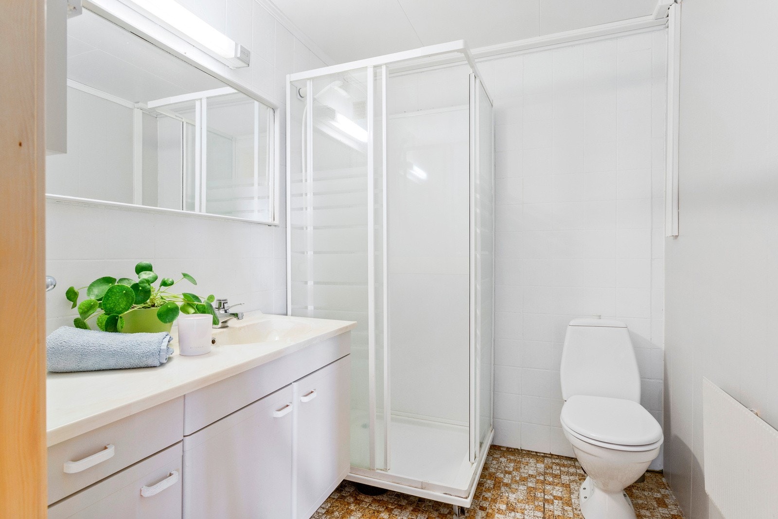 Gjestebad/wc med dusj i tilknytning til hall Galleribilde