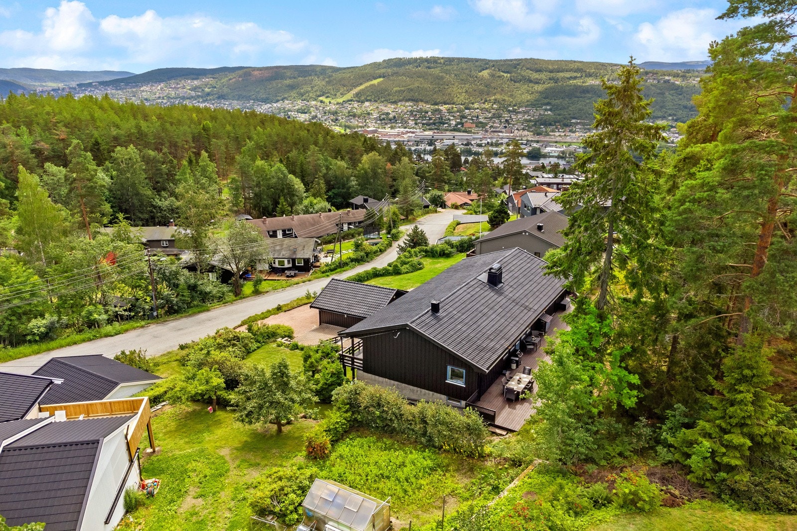 Sommerbilde - Tak har takstein og disse har fått en takrens i 2020 med 10 års garanti - ny (2021) vannledning fra gata til huset - renovert avløprør med "strømpe" (2015) Galleribilde