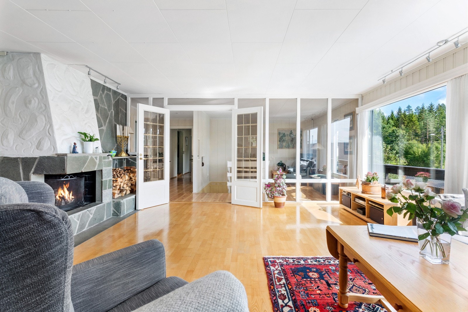 2 store stuer med gedigne vindusfasader Galleribilde