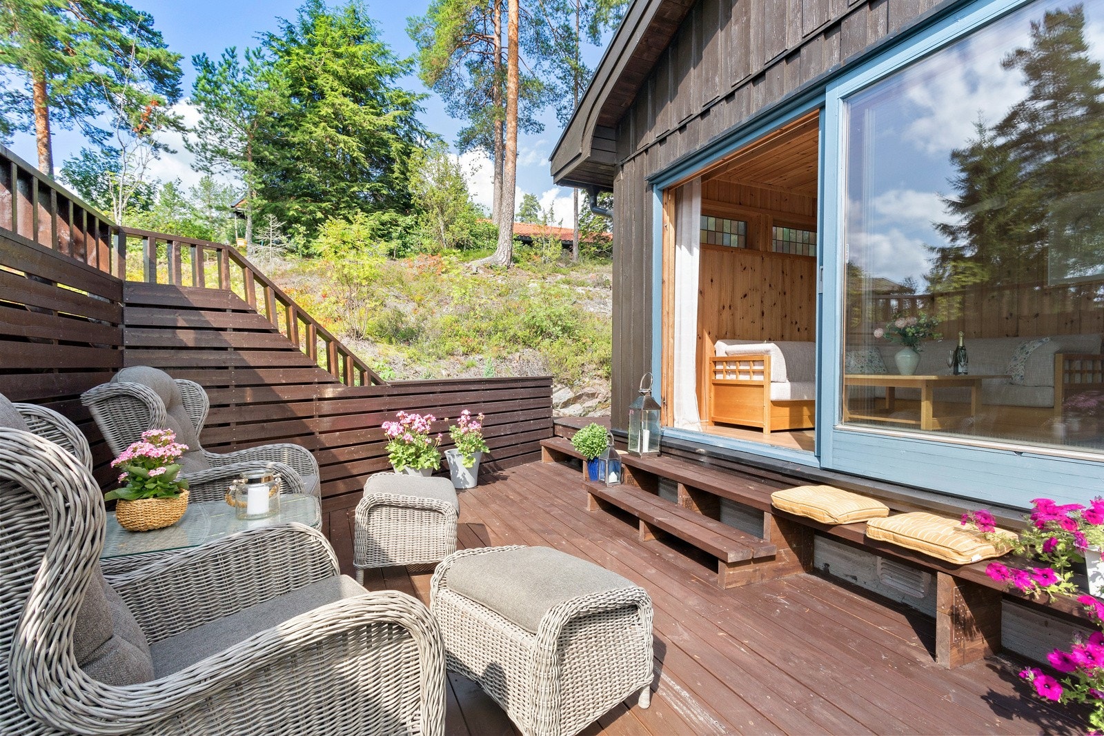 Sommerbilde - sørvestvendt terrasse utenfor hagestuen Galleribilde
