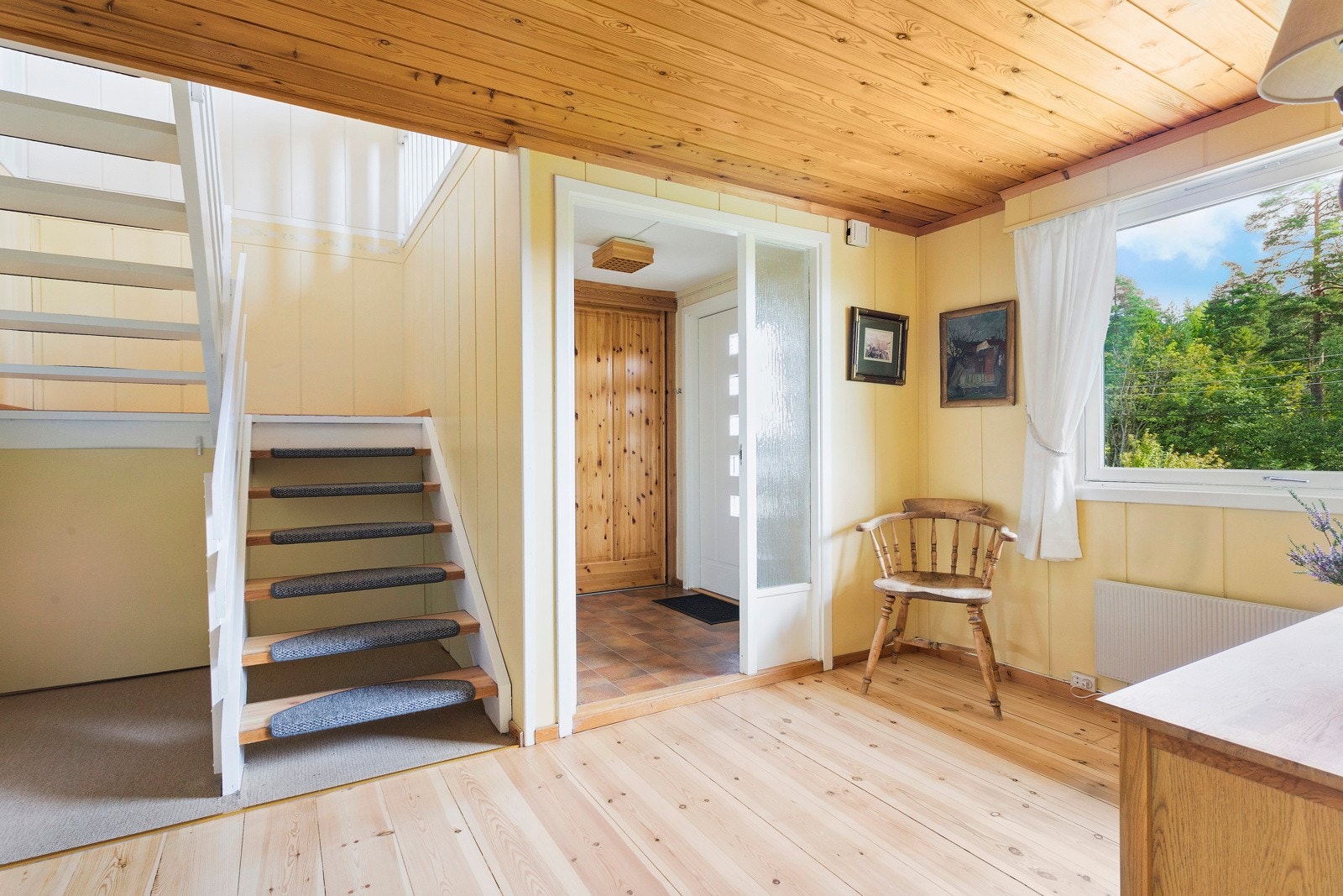 Vindfang/hall med skyvedørsgarderobe Galleribilde