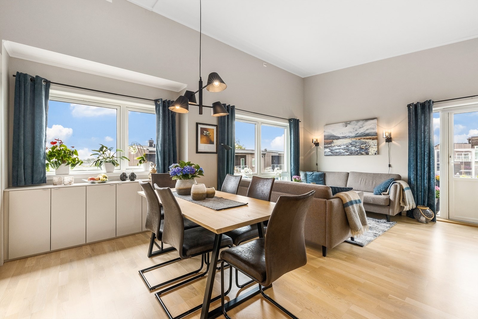 Extra skapplass i spisestuedelen Galleribilde