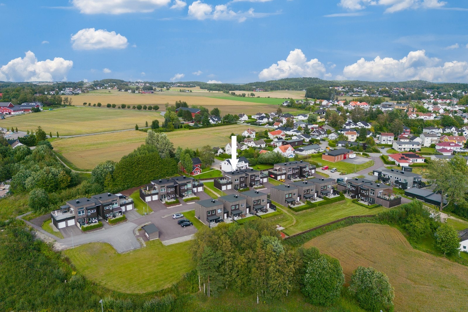 Pen opparbeidet tomt med asfalterte adkomstveier, gårdsplasser, lekeplasser og parkeringsplasser Galleribilde