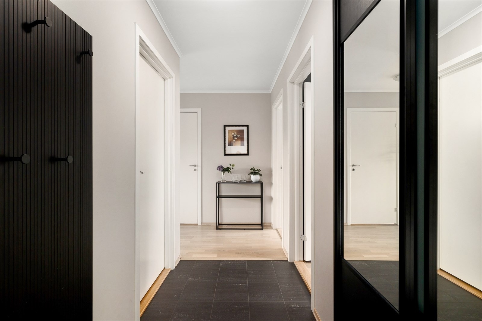 Skyvedørgarderobe og varme i gulvet i entrè Galleribilde