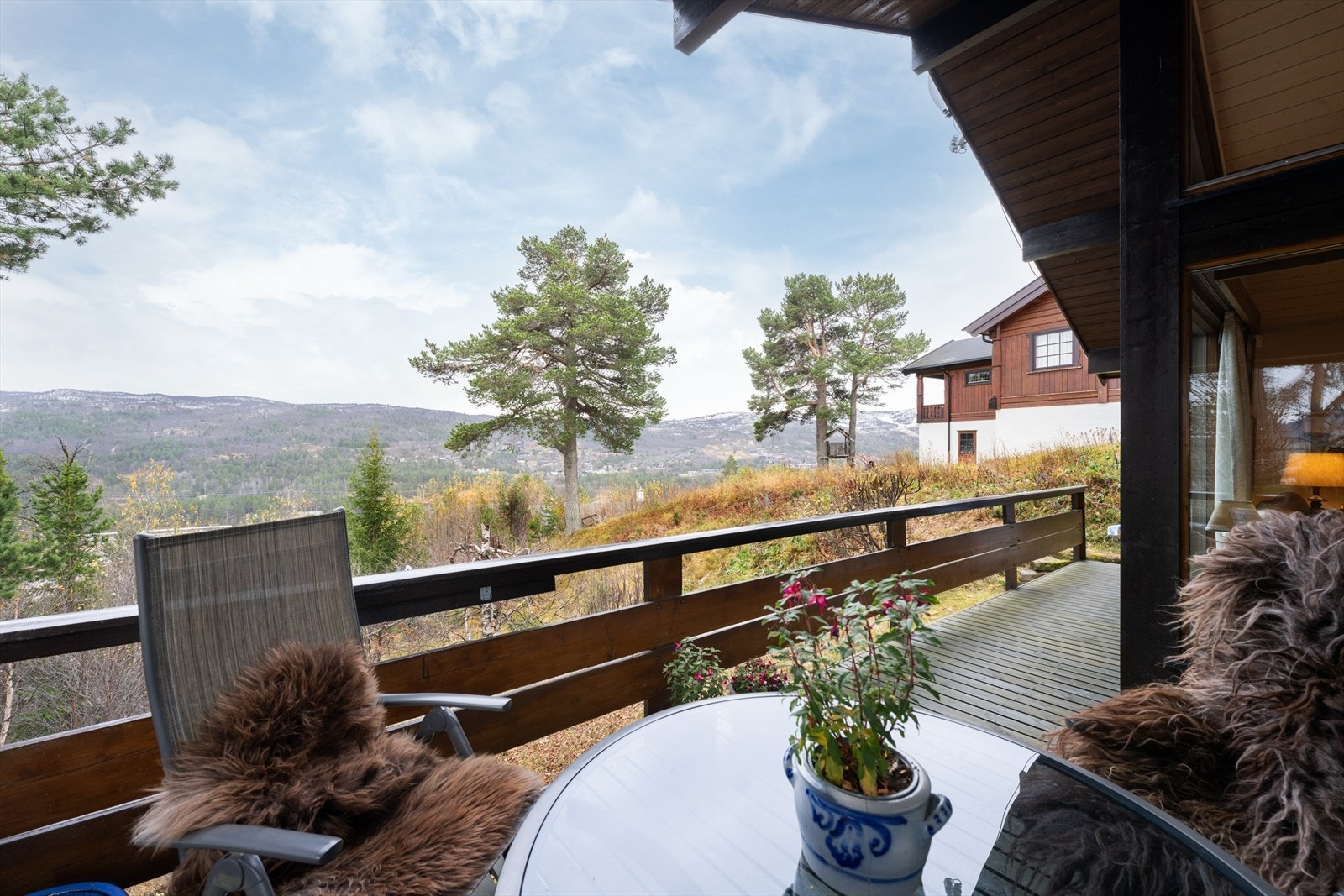 Solrik terrasse med god utsikt Galleribilde