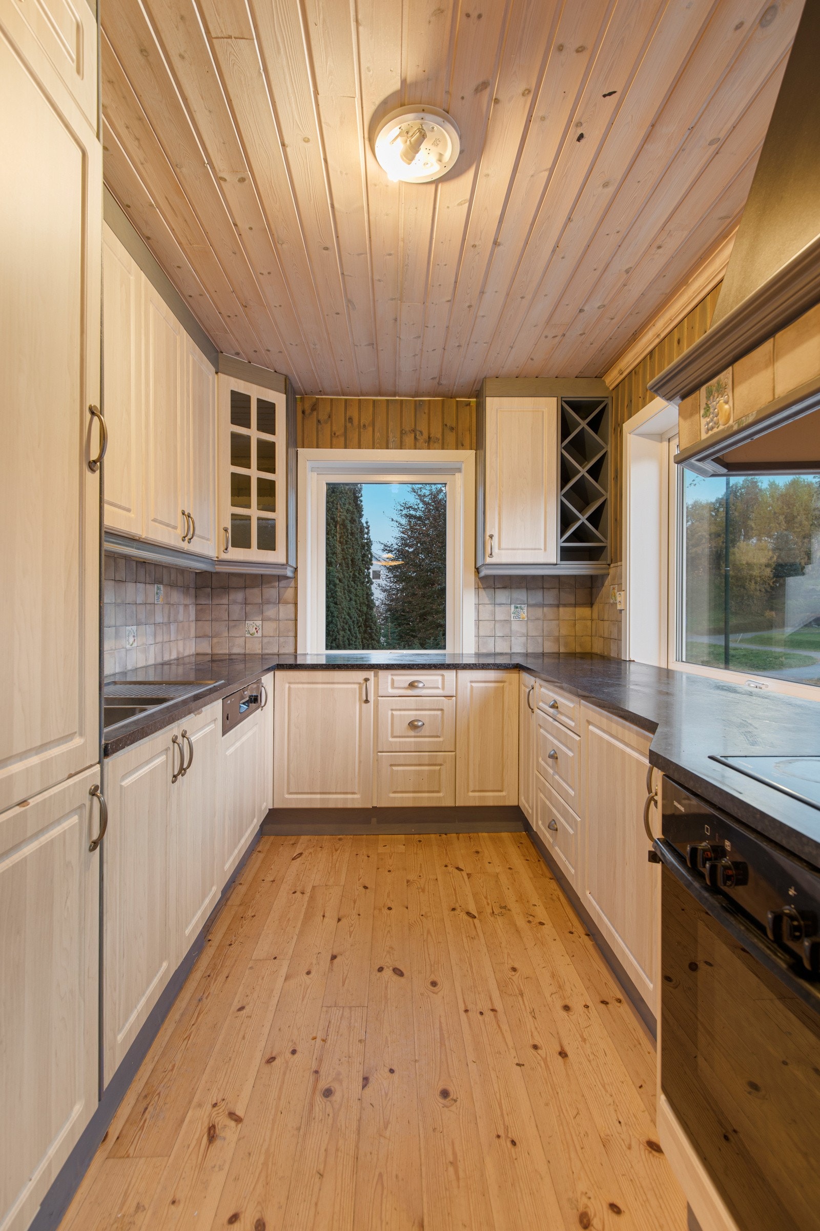 Innredningen inneholder profilerte fronter, laminat benkeplate og integrerte hvitevarer. Galleribilde