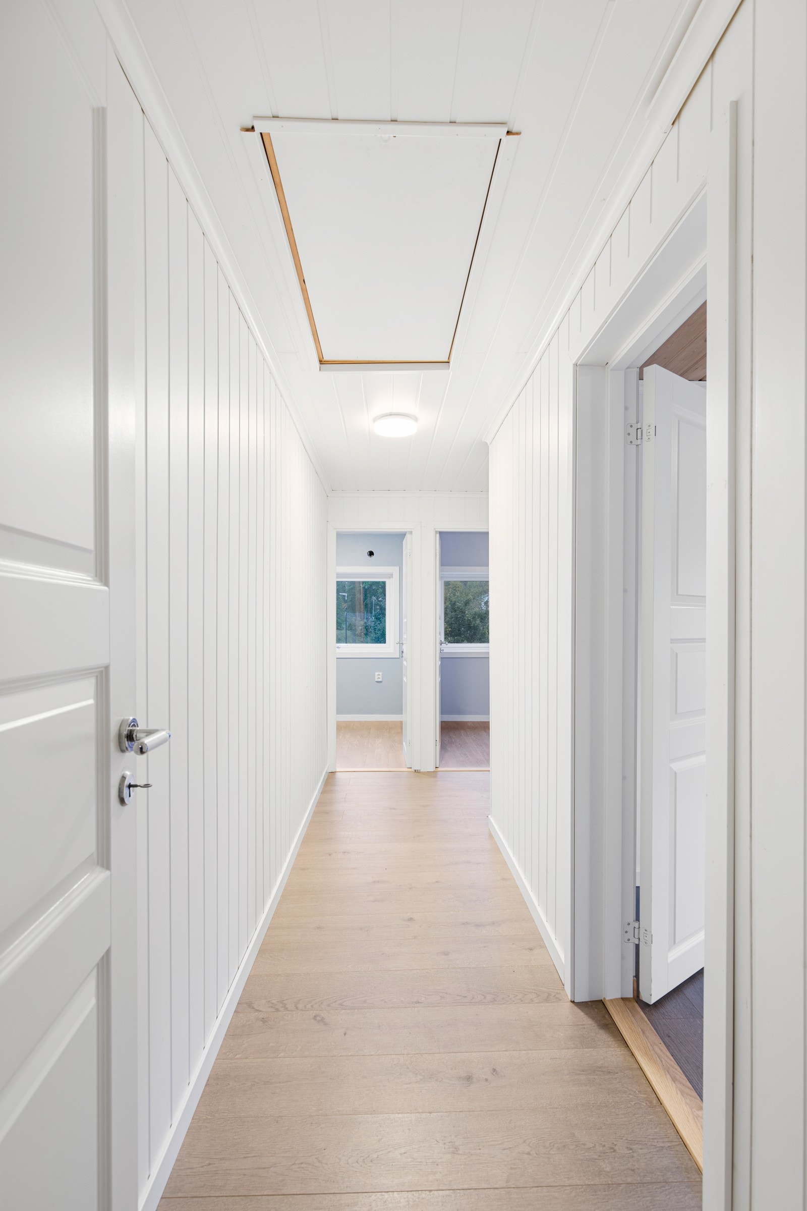 Fra 2.etasje er det trapp til loftsetasjen. Etasjens overflater er nylig oppusset. Galleribilde