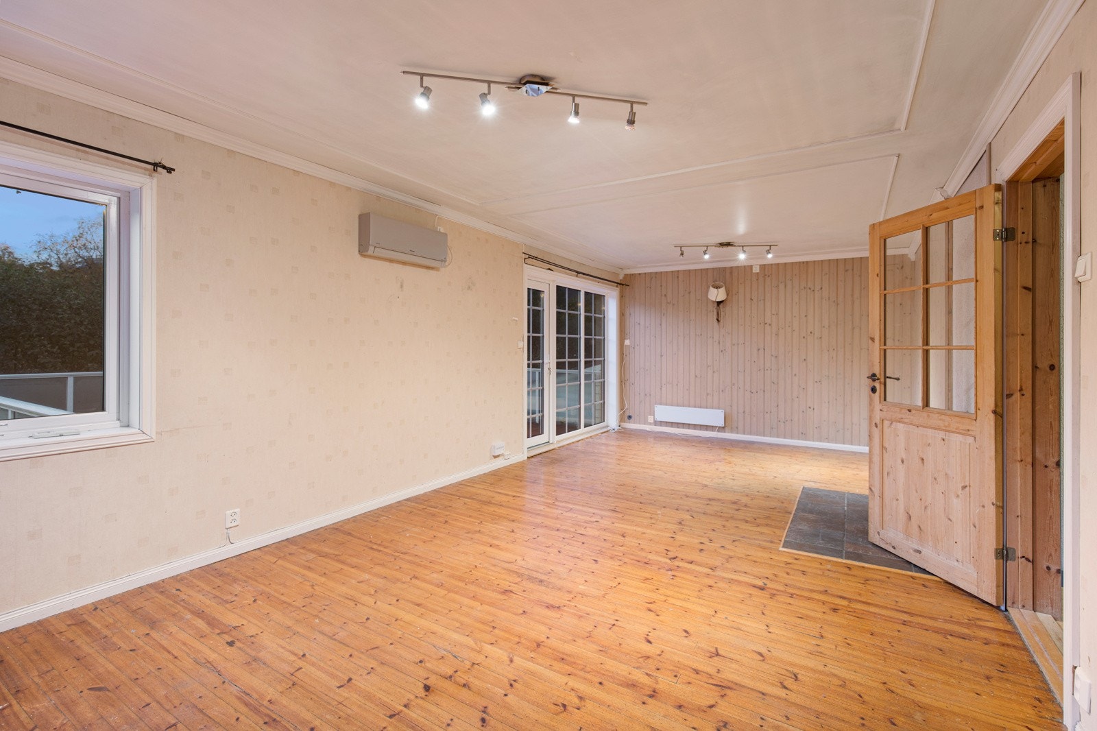 Romslig stue. Galleribilde