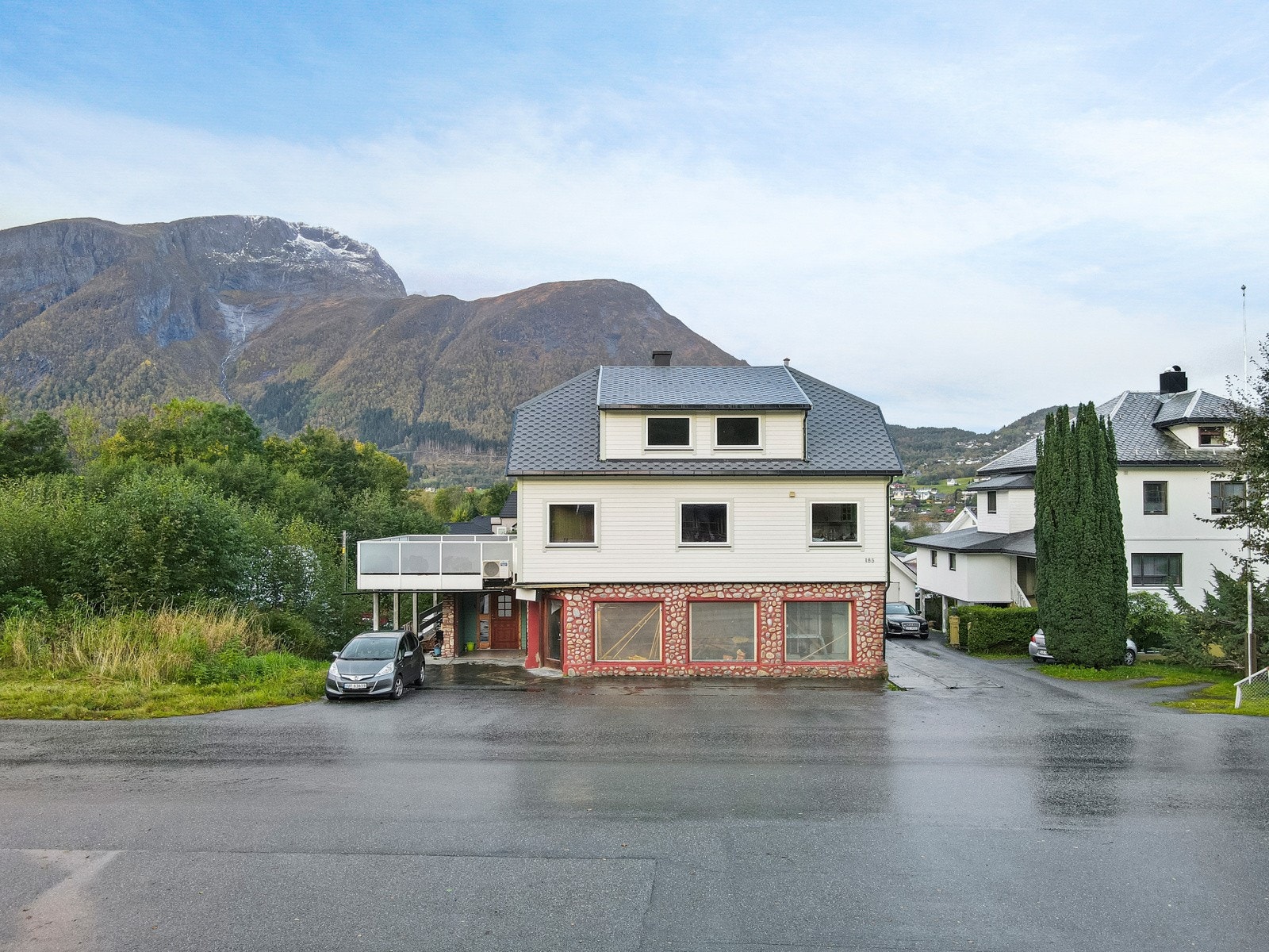 Stor kombinasjonseiendom innredet med tre leiligheter og butikklokale. Galleribilde