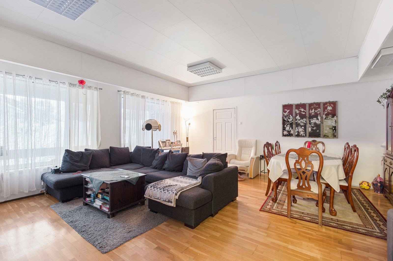 Leilighet 1.etg. Leiligheten inneholder vindfang, gang, stue, kjøkken, to soverom og bad. Galleribilde