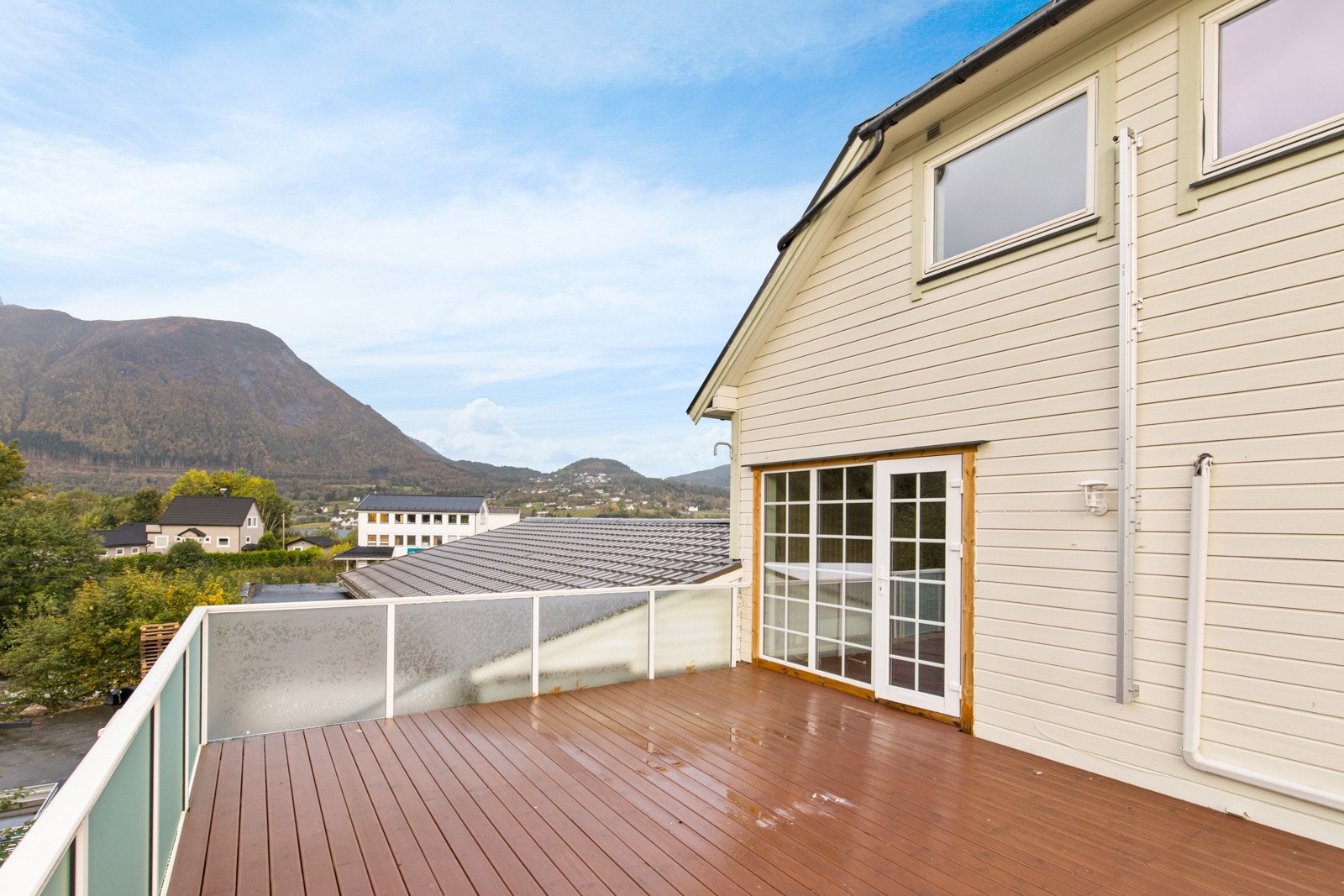 Stor sørvendt terrasse med gode solforhold. Galleribilde
