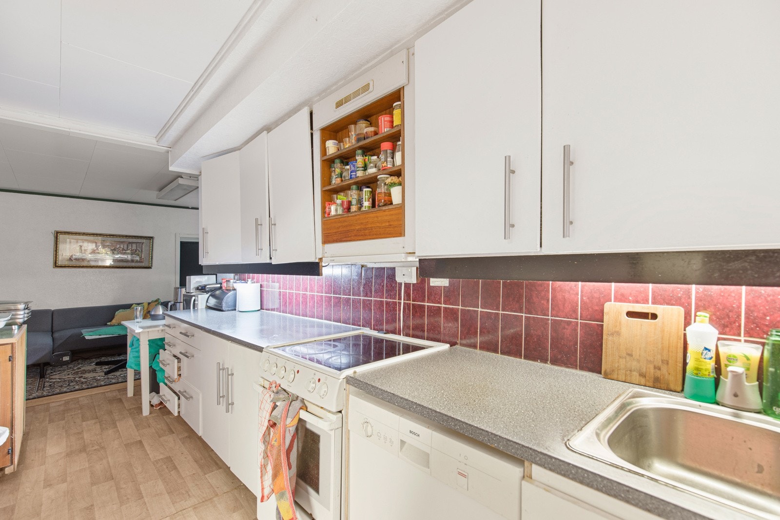 Kjøkkenet har enkel innredning med laminat benkeplate, vask, ventilator og opplegg for oppvaskmaskin. Galleribilde