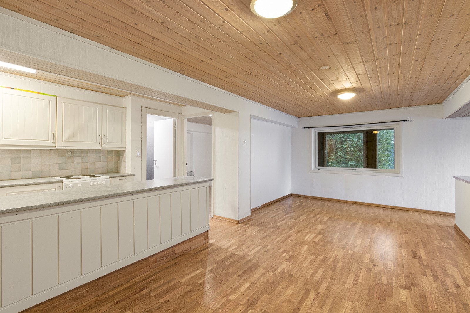 Romslig stue. Galleribilde