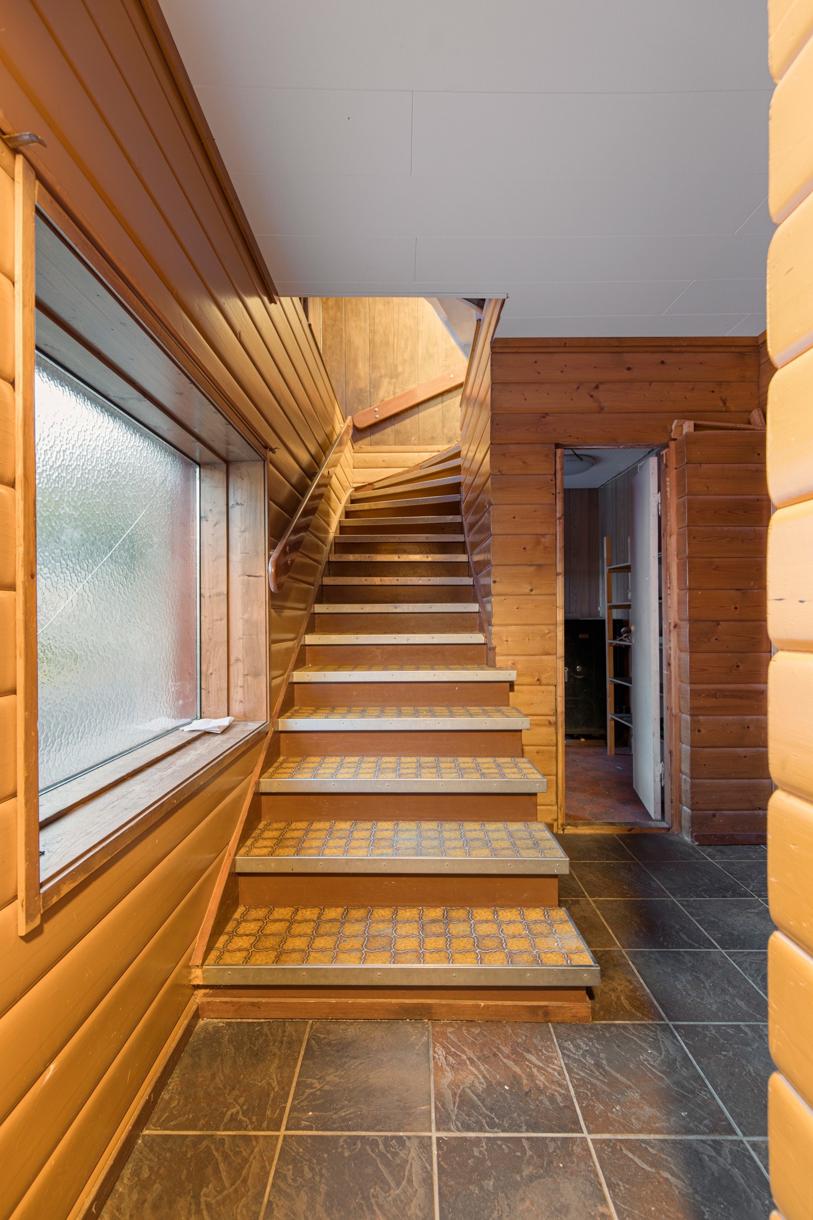 Hall med trapp til 2.etasje. Galleribilde