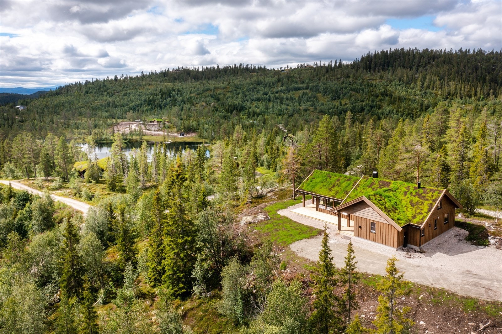 Hytta ligger fint og usjenert til med gode solforhold. Galleribilde