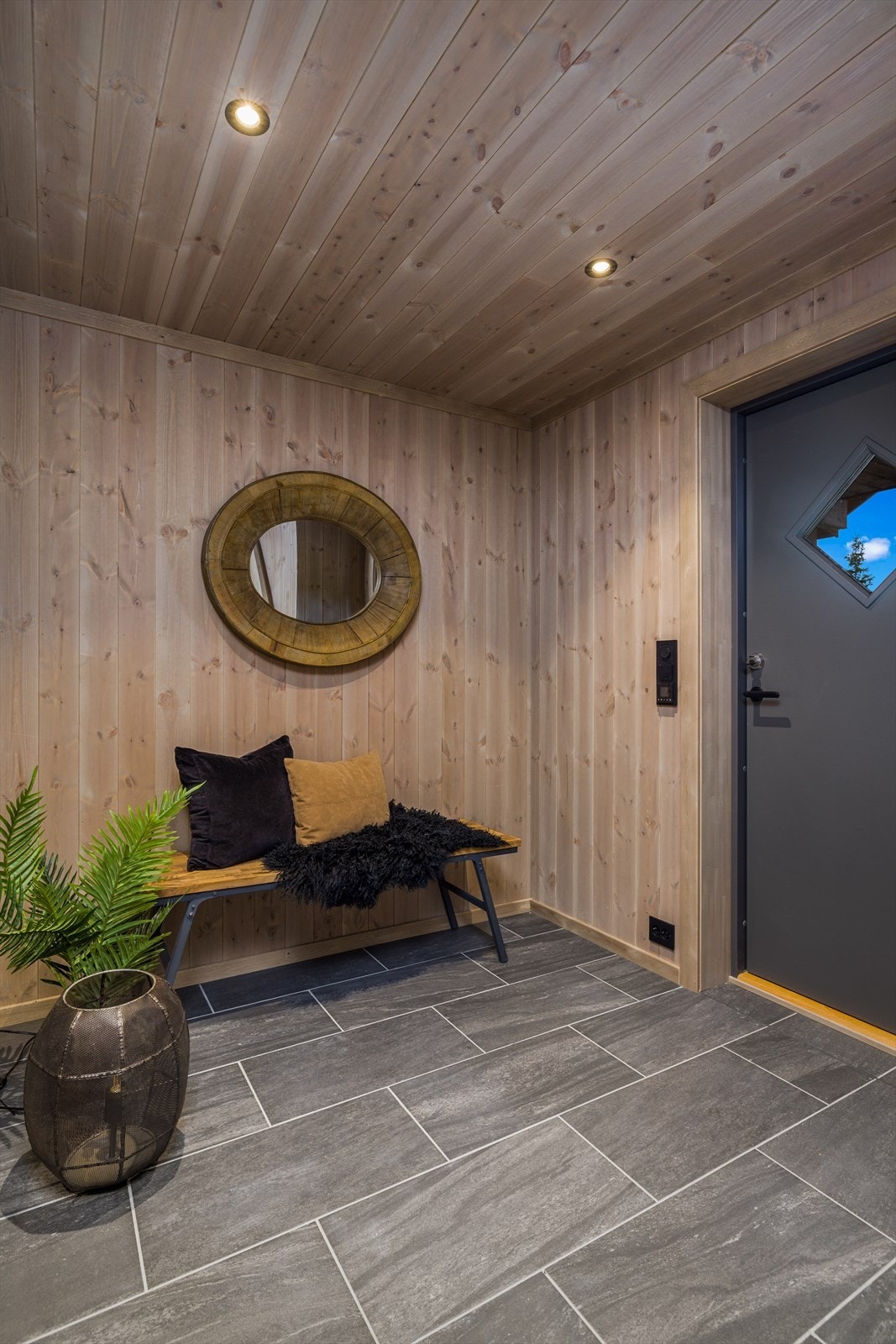 Her ønskes du velkommen inn til entré/hall med keramiske fliser på gulv , trepanel på vegger og spotter i taket. Galleribilde