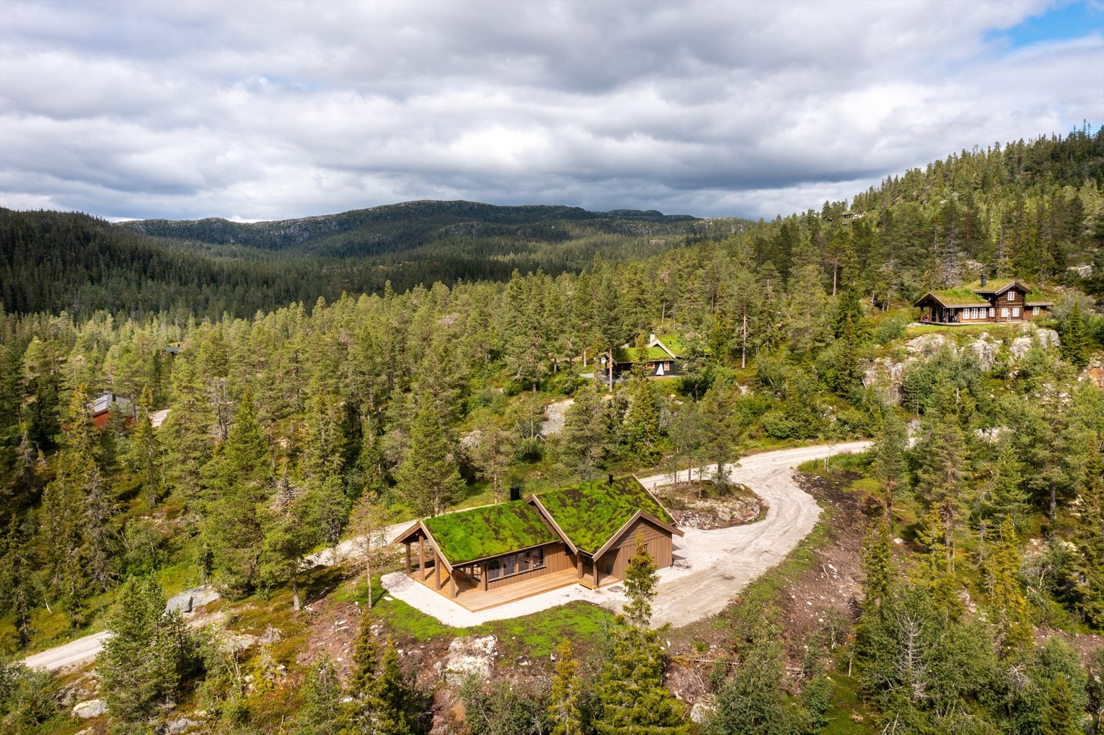Fra hytta er det fin utsikt til Svansvann som ligger like nedenfor hytta. Galleribilde