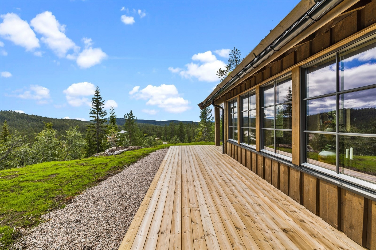 Stor fin terrasse som går rundt hytta. Galleribilde