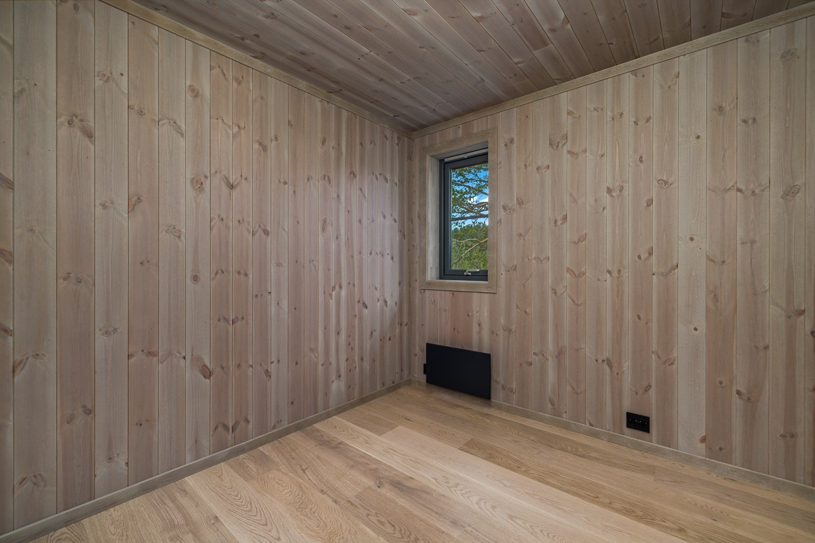 Romslig soverom nr. 2 med god plass for innredning. Galleribilde