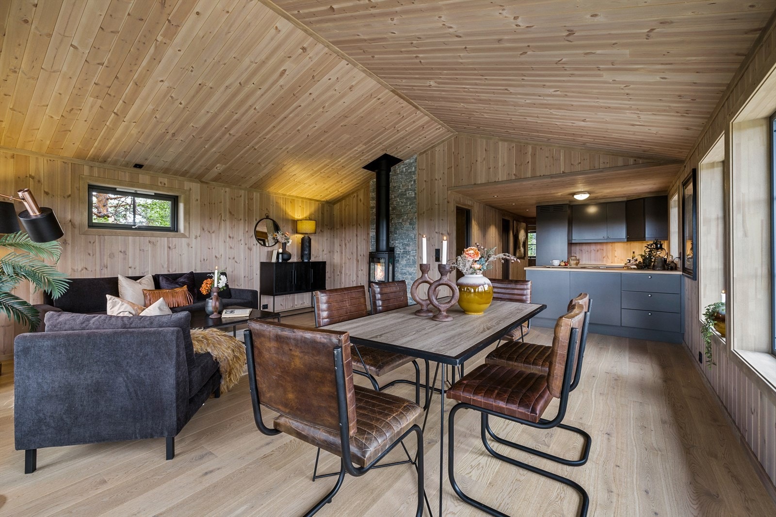 Smakfull design er gjennomgående i hytta, det er åpen kjøkken/stue løsning. Galleribilde