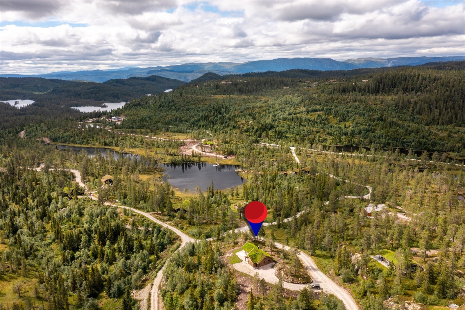 Fritidseiendommen ligger på en høyde i nyetablert hyttefelt i Søtelifjell i nærheten av Madonna og Trillemarka ca. 750 moh. Galleribilde