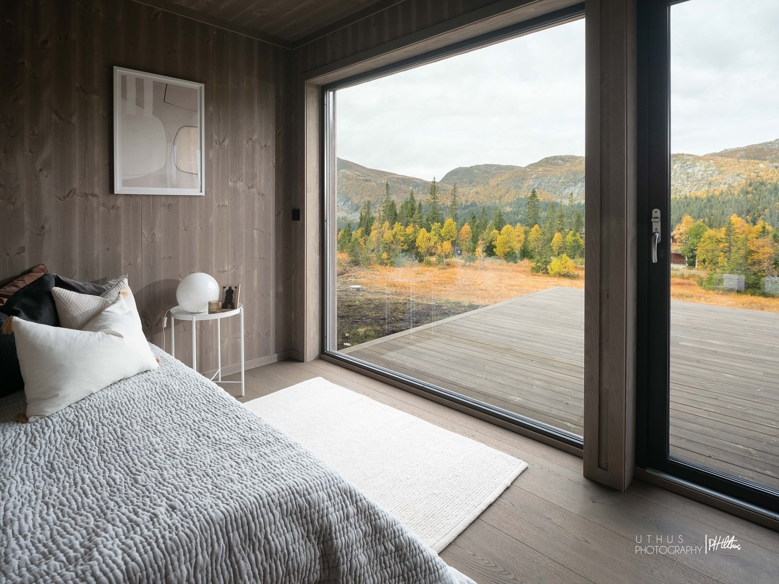 Soverom. (Bildet er tatt fra en tidligere oppført hytte, og er kun ment som illustrasjon av farge- og materialvalg. Avvik vil forekomme.) Galleribilde