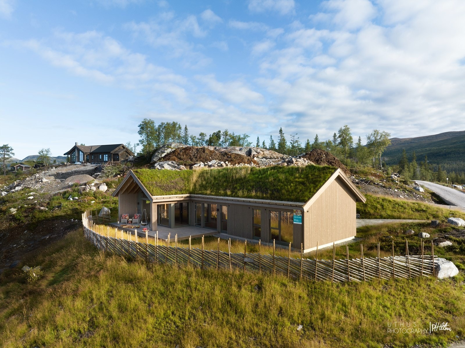 Hytta er bygget på tomt 19, og uteområdene er ferdig opparbeidet! Galleribilde