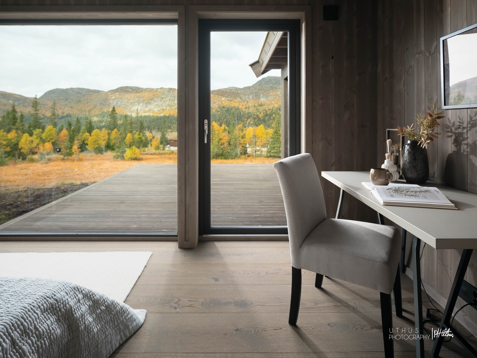 (Bildet er tatt fra en tidligere oppført hytte, og er kun ment som illustrasjon av farge- og materialvalg. Avvik vil forekomme.) Galleribilde