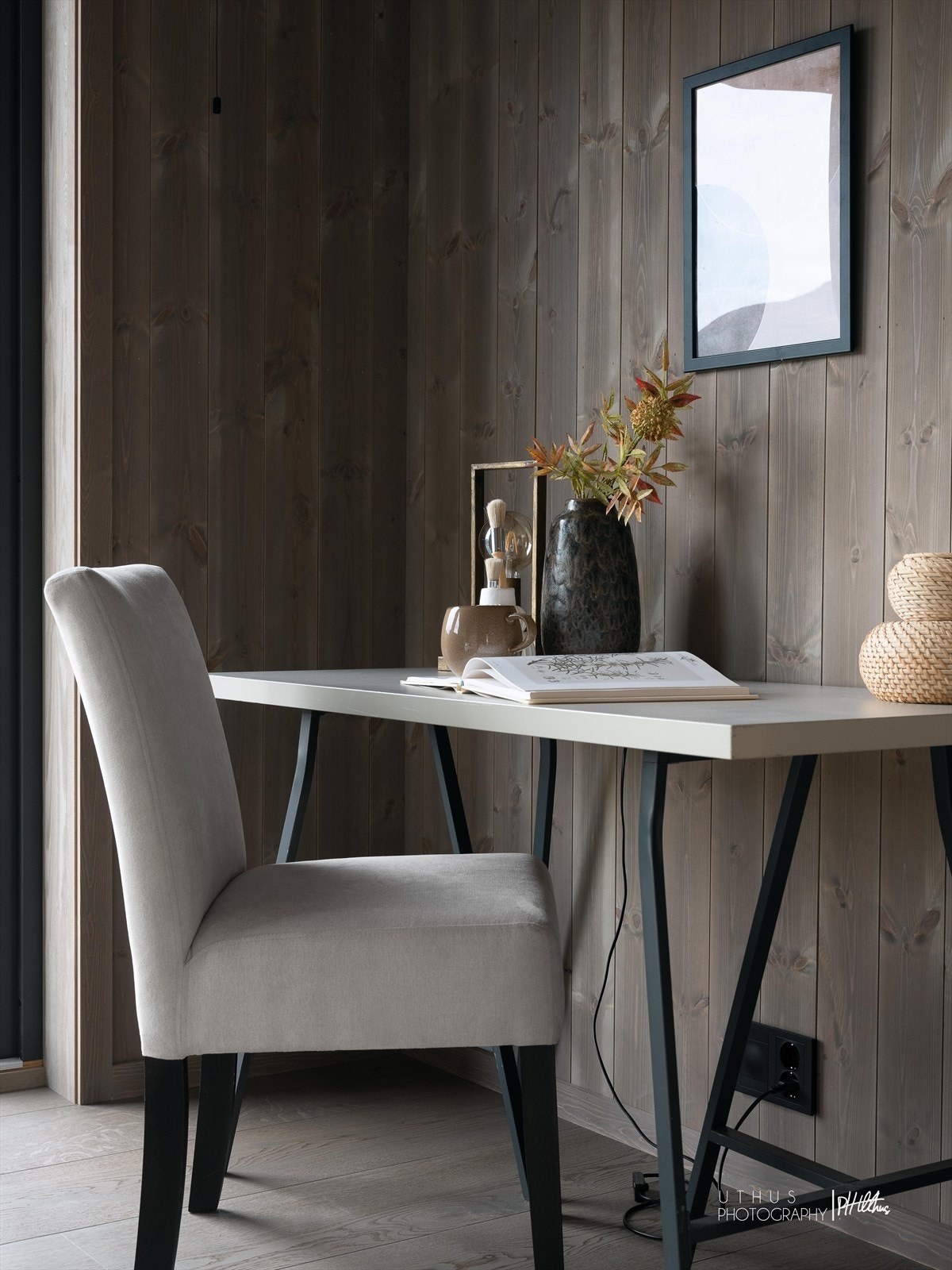 Mulighet for hyttekontor! (Bildet er tatt fra en tidligere oppført hytte, og er kun ment som illustrasjon av farge- og materialvalg. Avvik vil forekomme.) Galleribilde