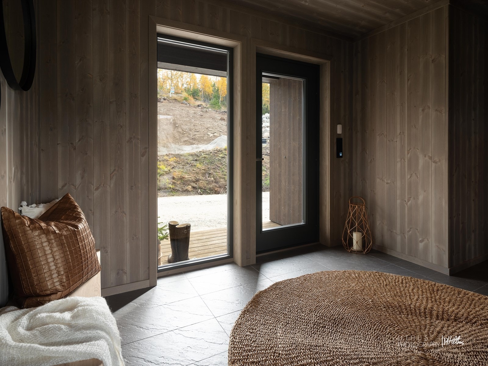 Romslig hall med flislagt gulv. (Bildet er tatt fra en tidligere oppført hytte, og er kun ment som illustrasjon av farge- og materialvalg. Avvik vil forekomme.) Galleribilde