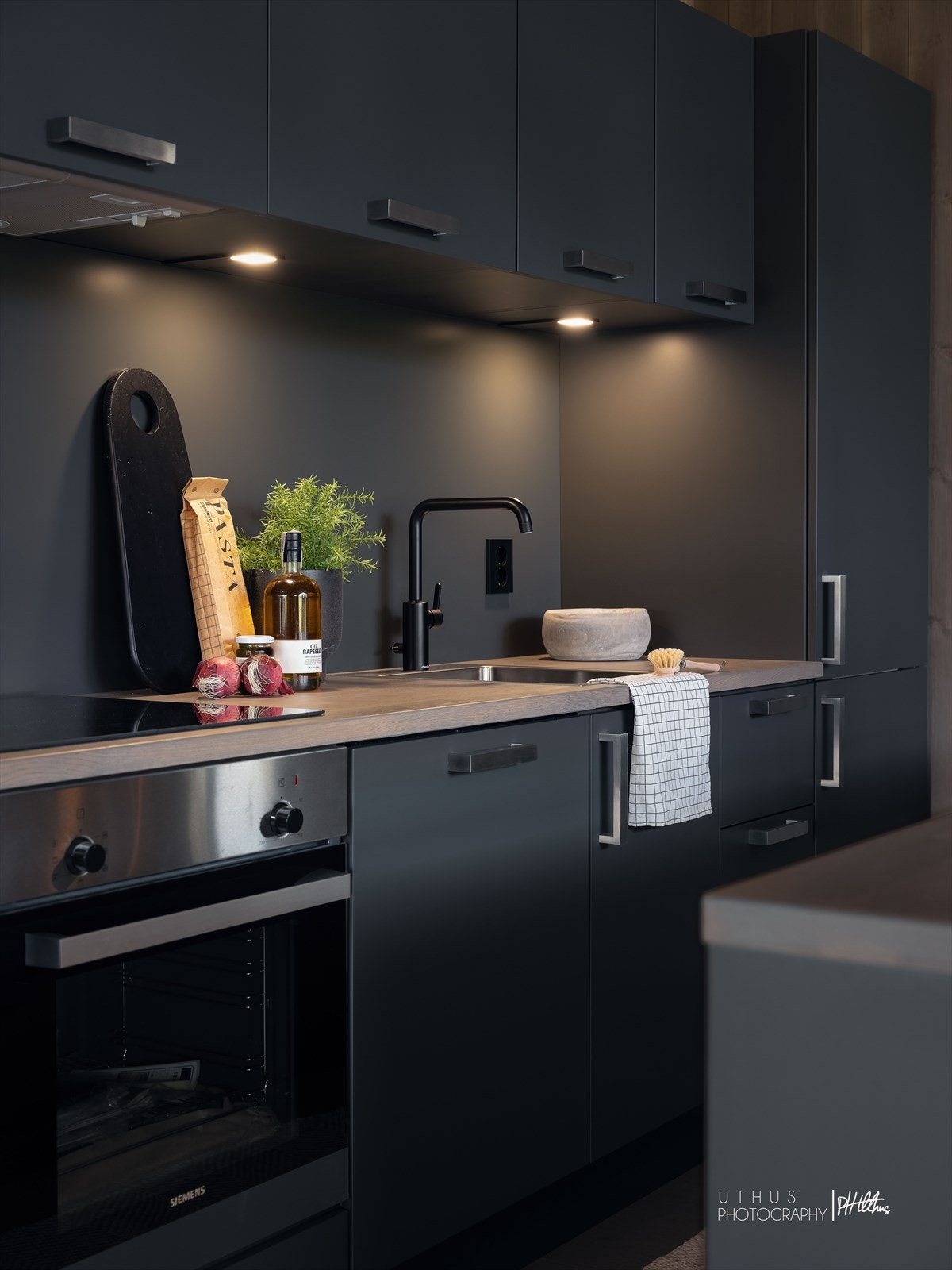 (Bildet er tatt fra en tidligere oppført hytte, og er kun ment som illustrasjon av farge- og materialvalg. Avvik vil forekomme.) Galleribilde