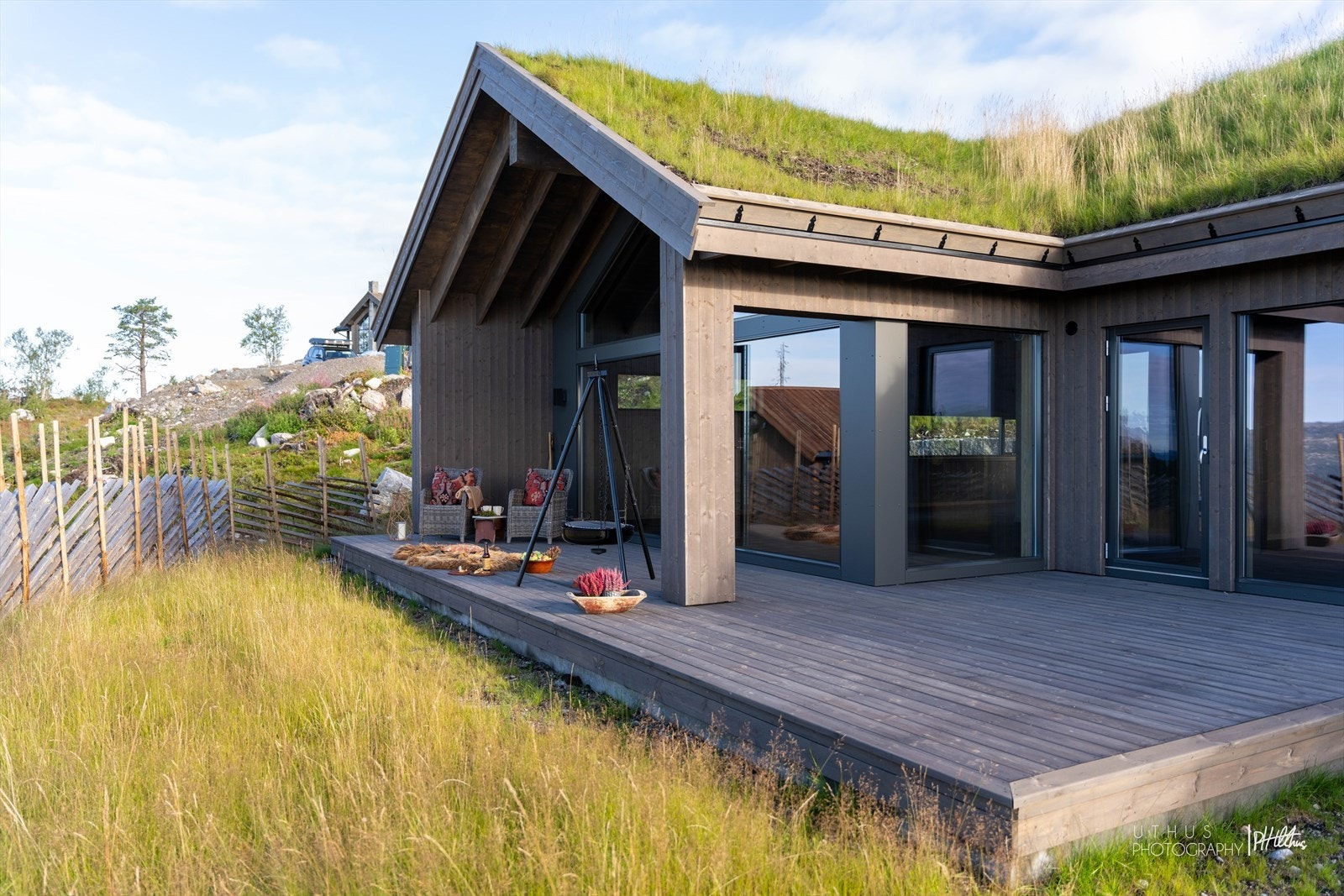 Romslig terrasse som er delvis overbygget, med direkte adkomst til tomten. Galleribilde