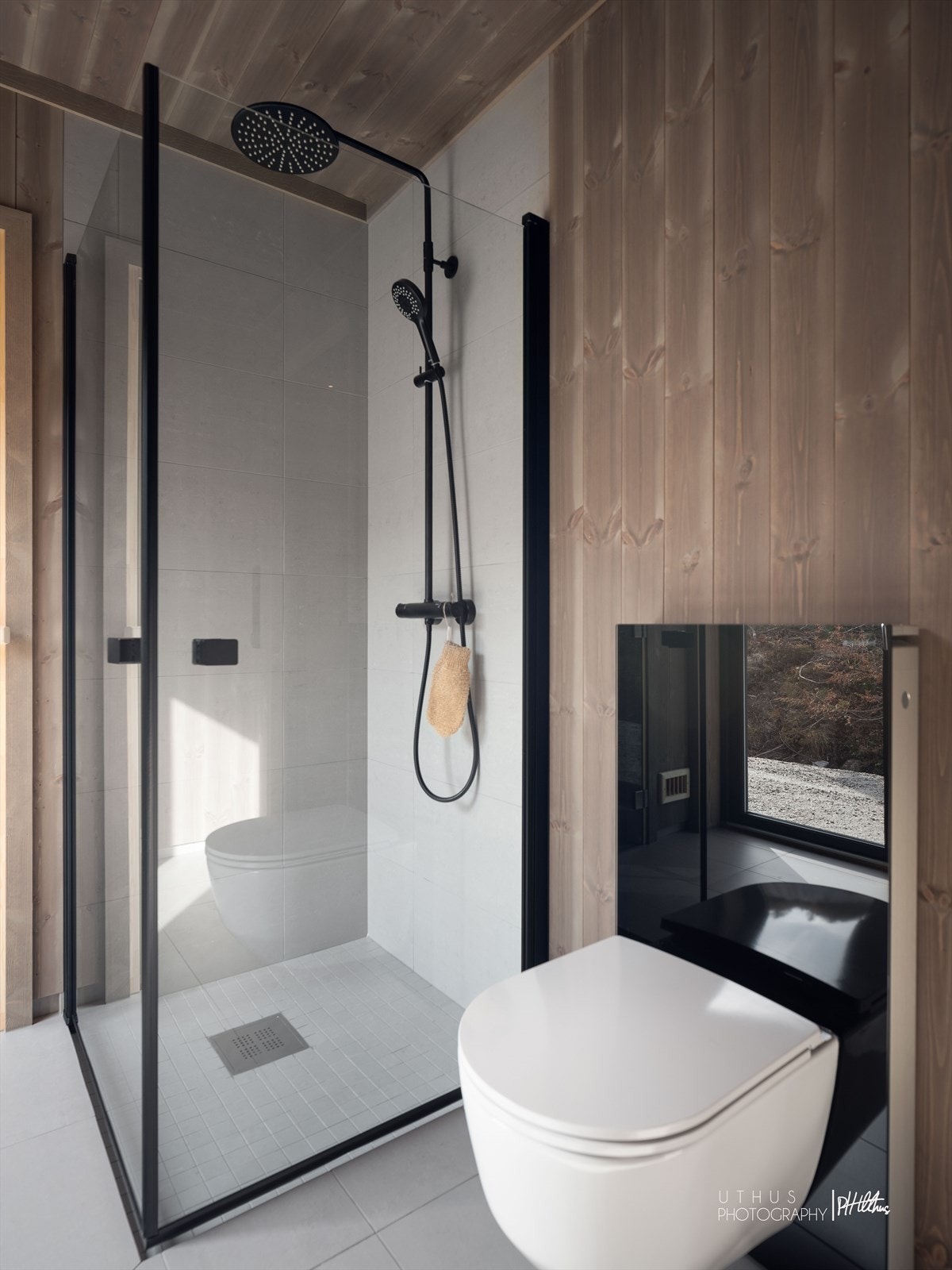 (Bildet er tatt fra en tidligere oppført hytte, og er kun ment som illustrasjon av farge- og materialvalg. Avvik vil forekomme.) Galleribilde