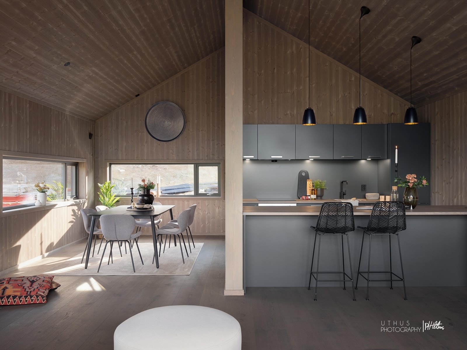 Åpen stue- og kjøkkenløsning. (Bildet er tatt fra en tidligere oppført hytte, og er kun ment som illustrasjon av farge- og materialvalg. Avvik vil forekomme.) Galleribilde