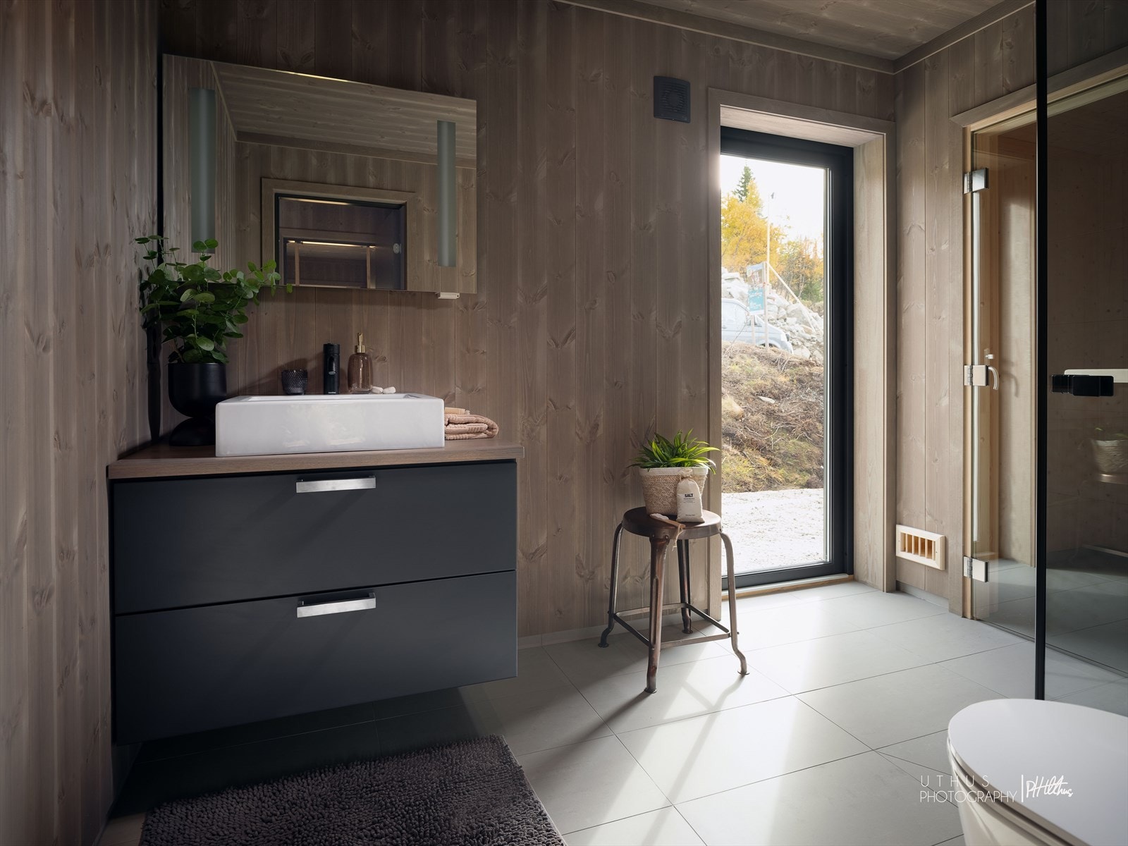 Baderom med fliser på gulv i delikat gråtonet utførelse. (Bildet er tatt fra en tidligere oppført hytte, og er kun ment som illustrasjon av farge- og materialvalg. Avvik vil forekomme.) Galleribilde