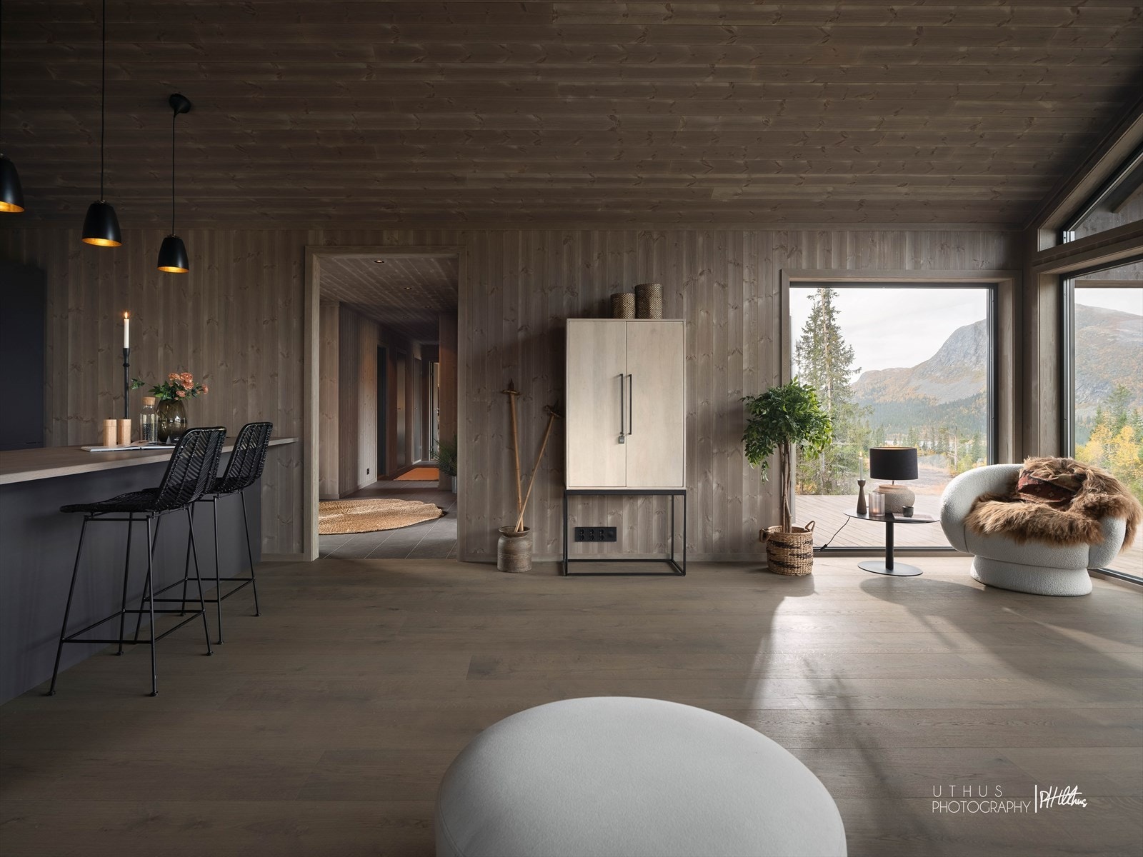 God takhøyde og store flater i stuen. (Bildet er tatt fra en tidligere oppført hytte, og er kun ment som illustrasjon av farge- og materialvalg. Avvik vil forekomme.) Galleribilde