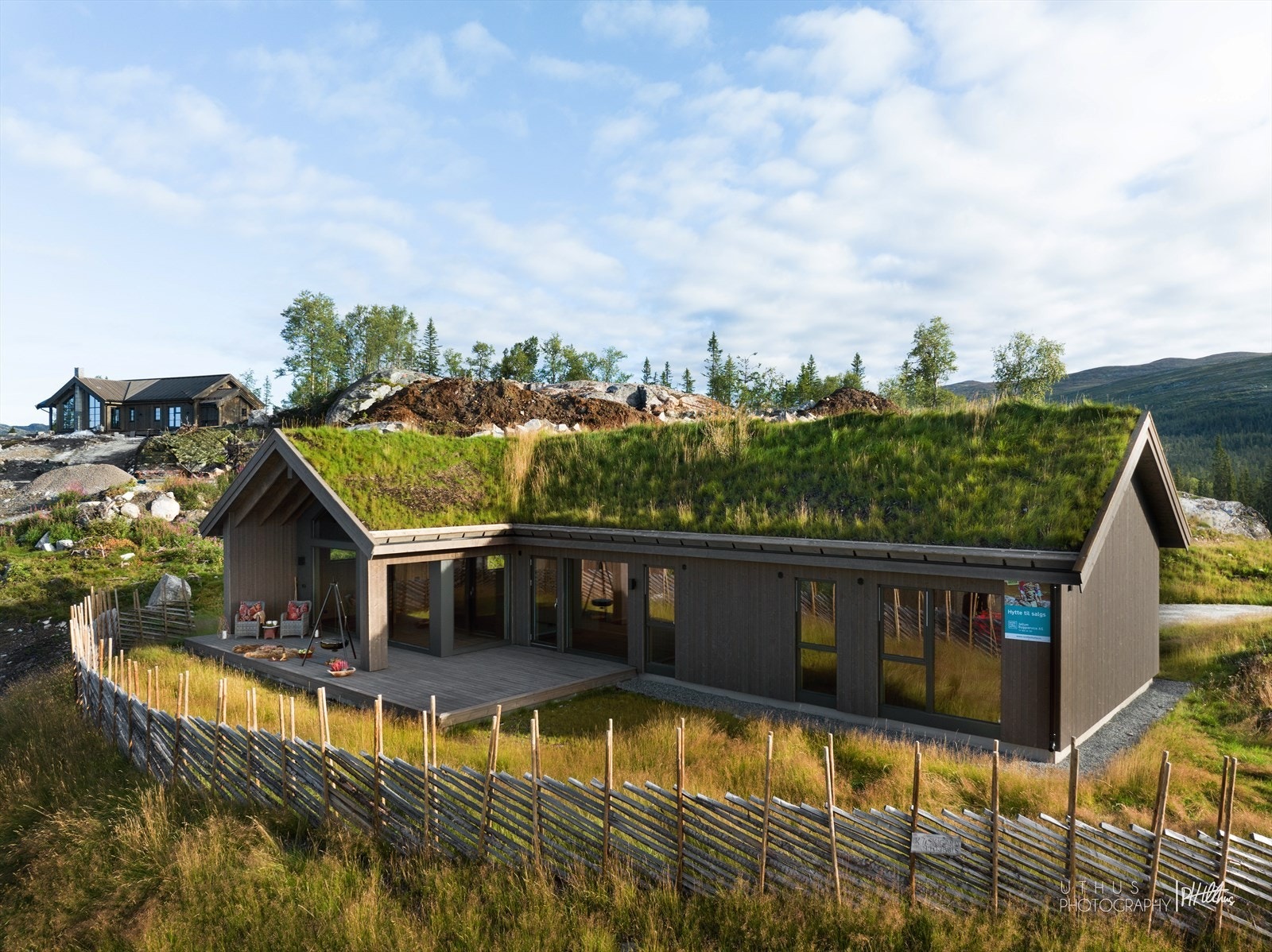 Eiendommen har skigard i front, støttemurer og gressplen! Galleribilde