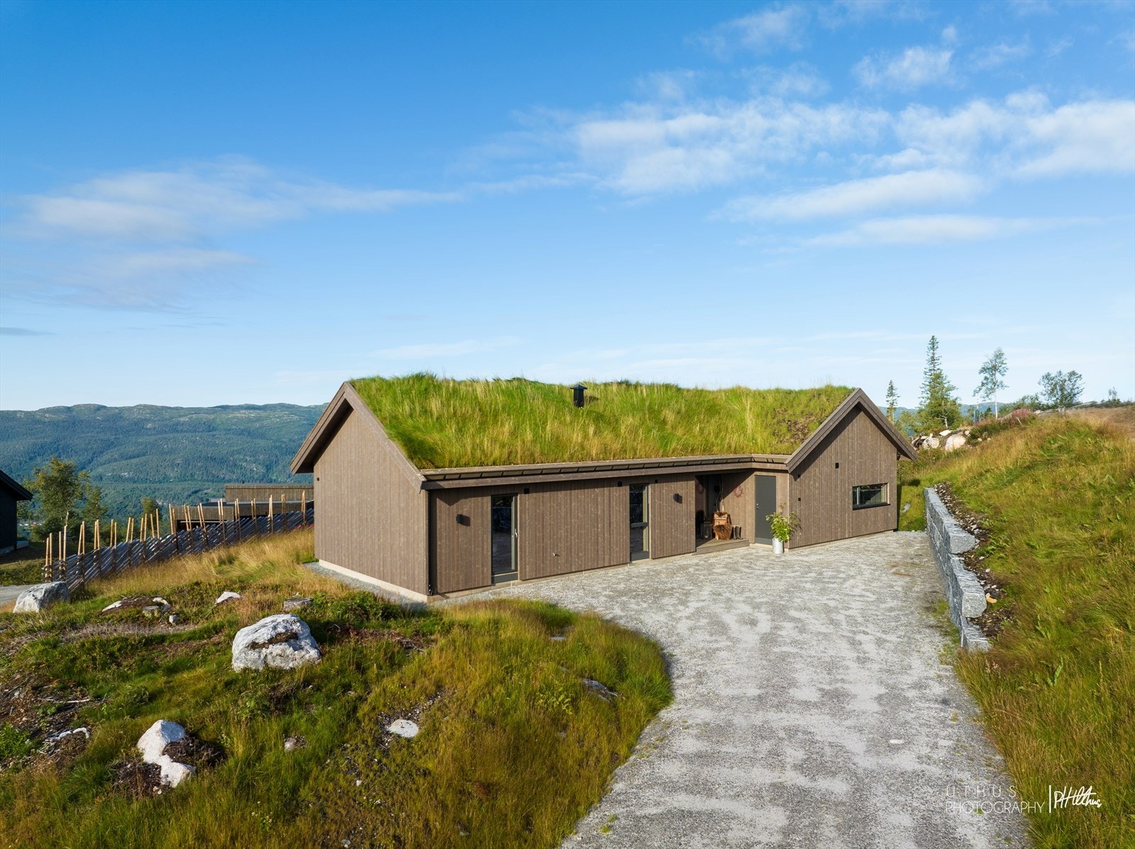 Gode parkeringsmuligheter i egen gårdsplass, og helårs bilvei frem til ytterdøren! Galleribilde