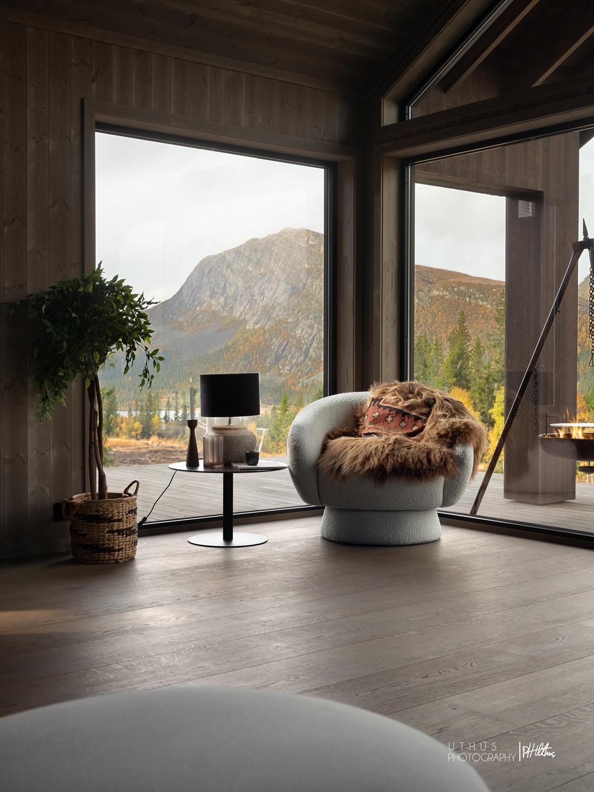 De store vindusflatene skaper en lys og trivelig atmosfære i hytta. (Bildet er tatt fra en tidligere oppført hytte, og er kun ment som illustrasjon av farge- og materialvalg. Avvik vil forekomme.) Galleribilde