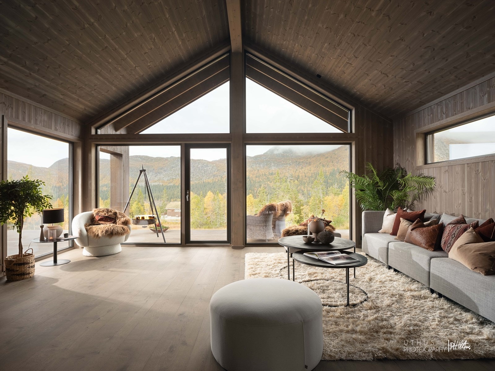 Romslig stue med store vindusflater og panoramautsikt. (Bildet er tatt fra en tidligere oppført hytte, og er kun ment som illustrasjon av farge- og materialvalg. Avvik vil forekomme.) Galleribilde