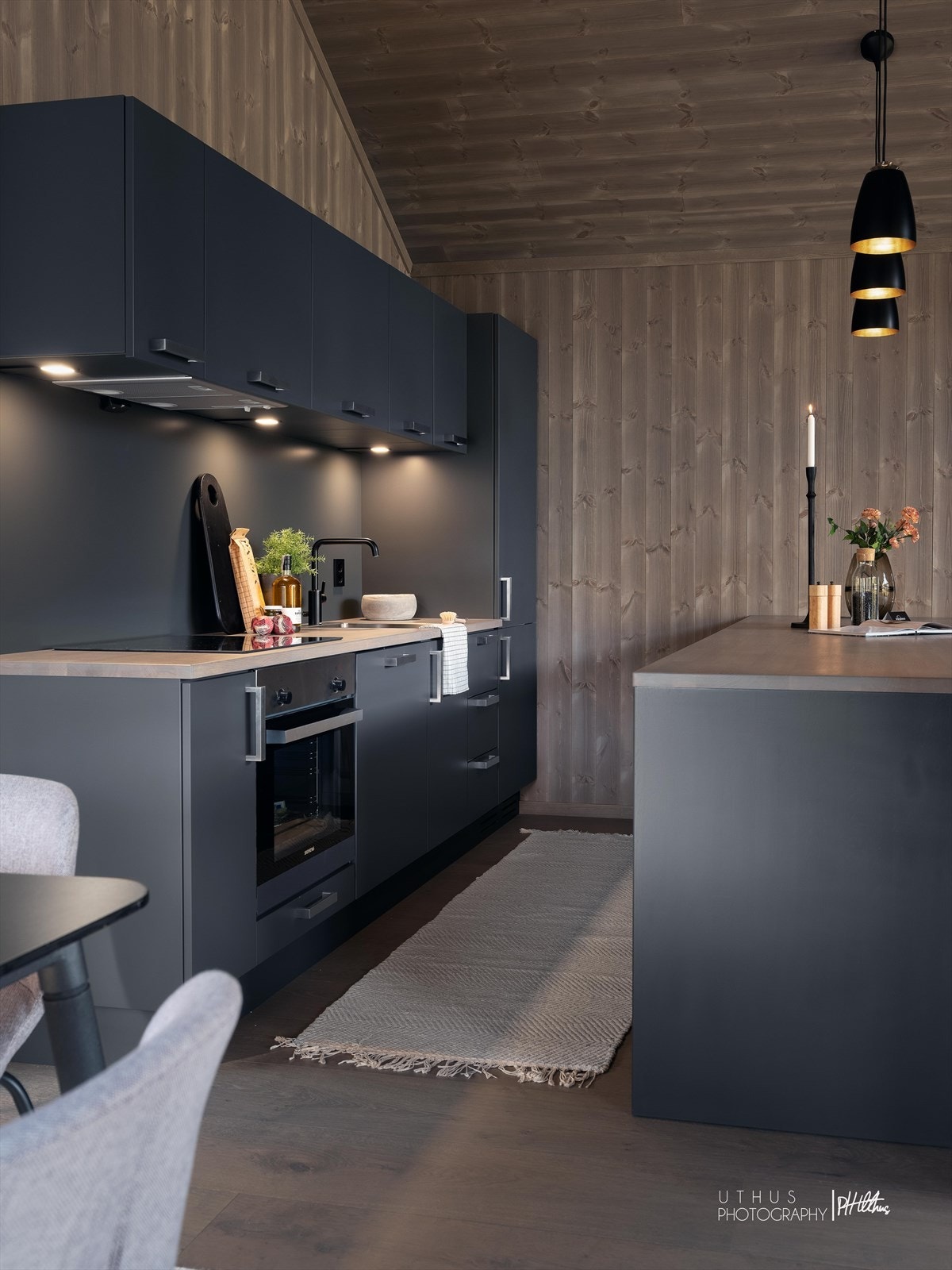 Kjøkkeninnredning fra Nedre Eggedal Hyttemøbel i delikat utførelse med integrerte hvitevarer. (Bildet er tatt fra en tidligere oppført hytte, og er kun ment som illustrasjon av farge- og materialvalg. Avvik vil forekomme.) Galleribilde