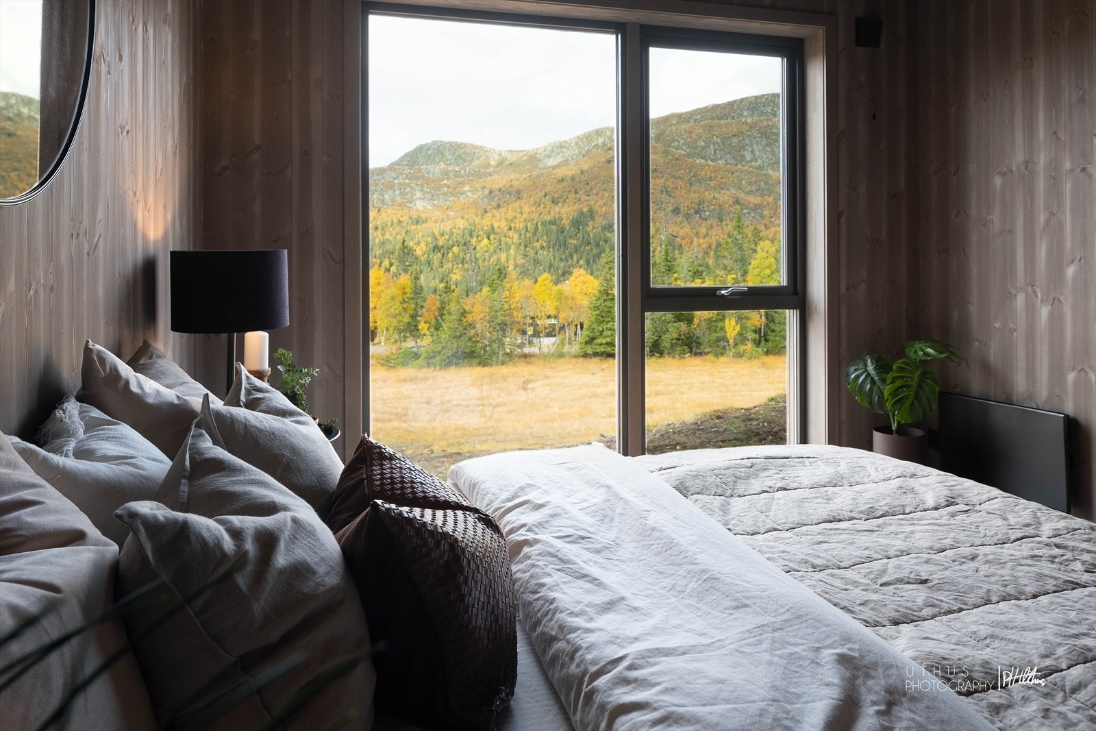 Hovedsoverom. (Bildet er tatt fra en tidligere oppført hytte, og er kun ment som illustrasjon av farge- og materialvalg. Avvik vil forekomme.) Galleribilde