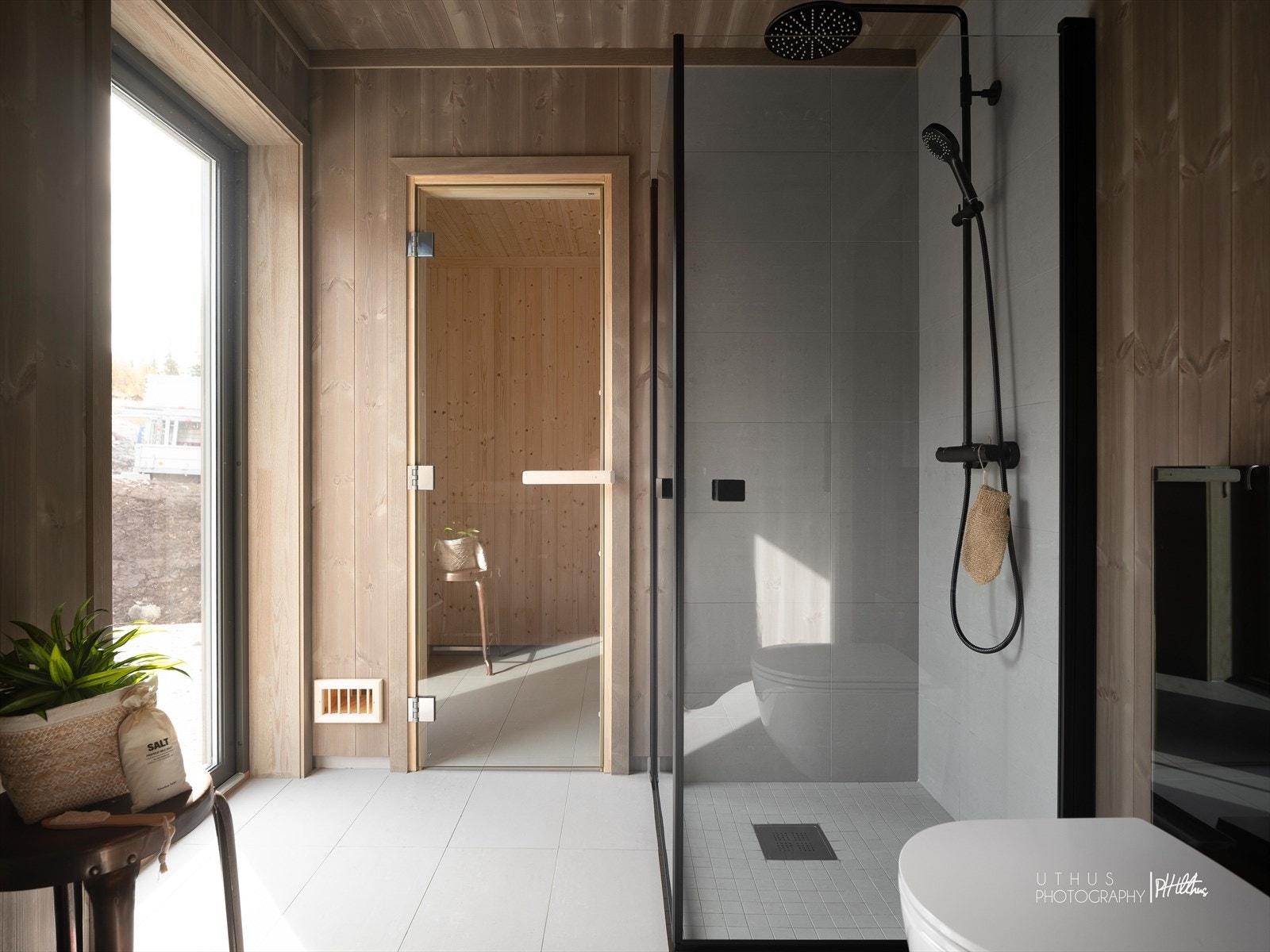 Badet inneholder servantinnredning, vegghengt toalett, dusj med dusjvegger og inngang til badstue. (Bildet er tatt fra en tidligere oppført hytte, og er kun ment som illustrasjon av farge- og materialvalg. Avvik vil forekomme.) Galleribilde